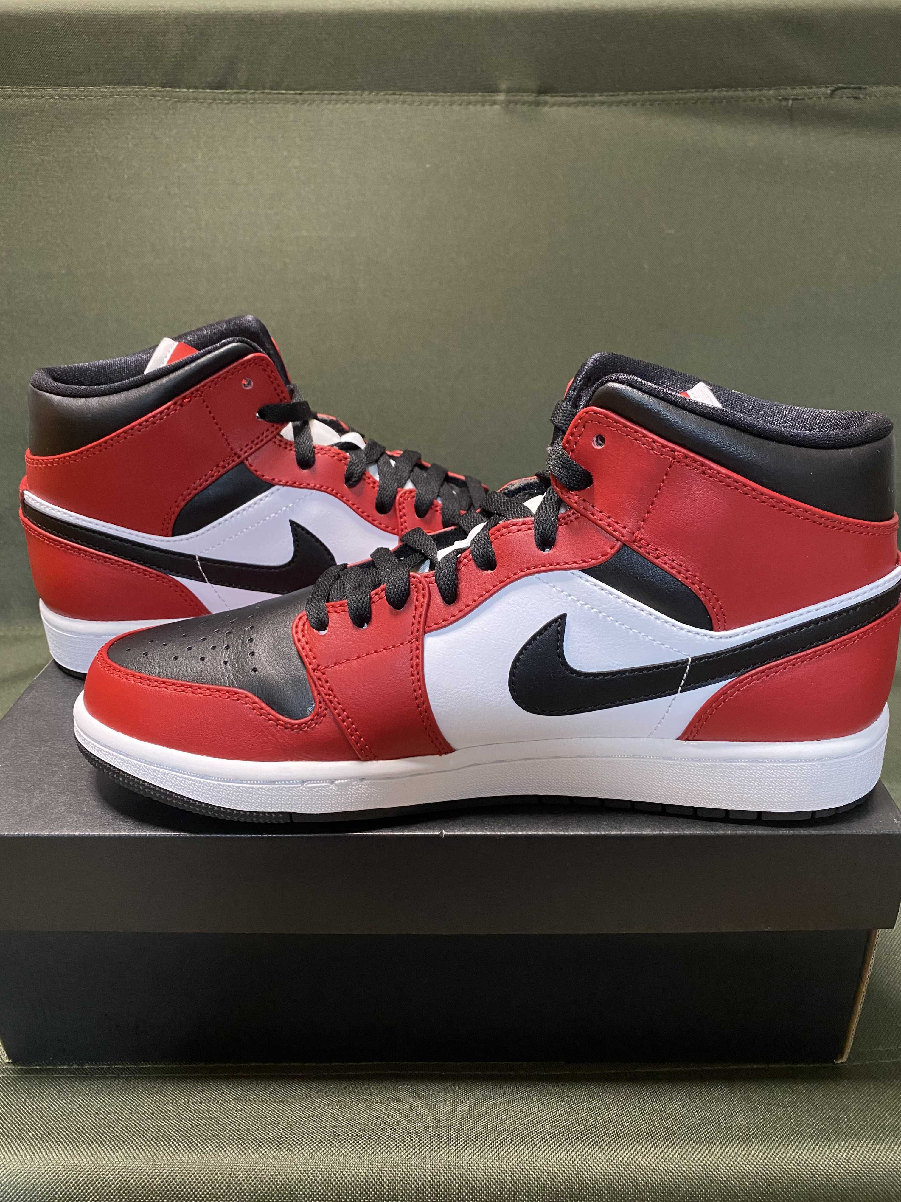 Nike Air Jordan 1 Mid "Chicago Black Toe"