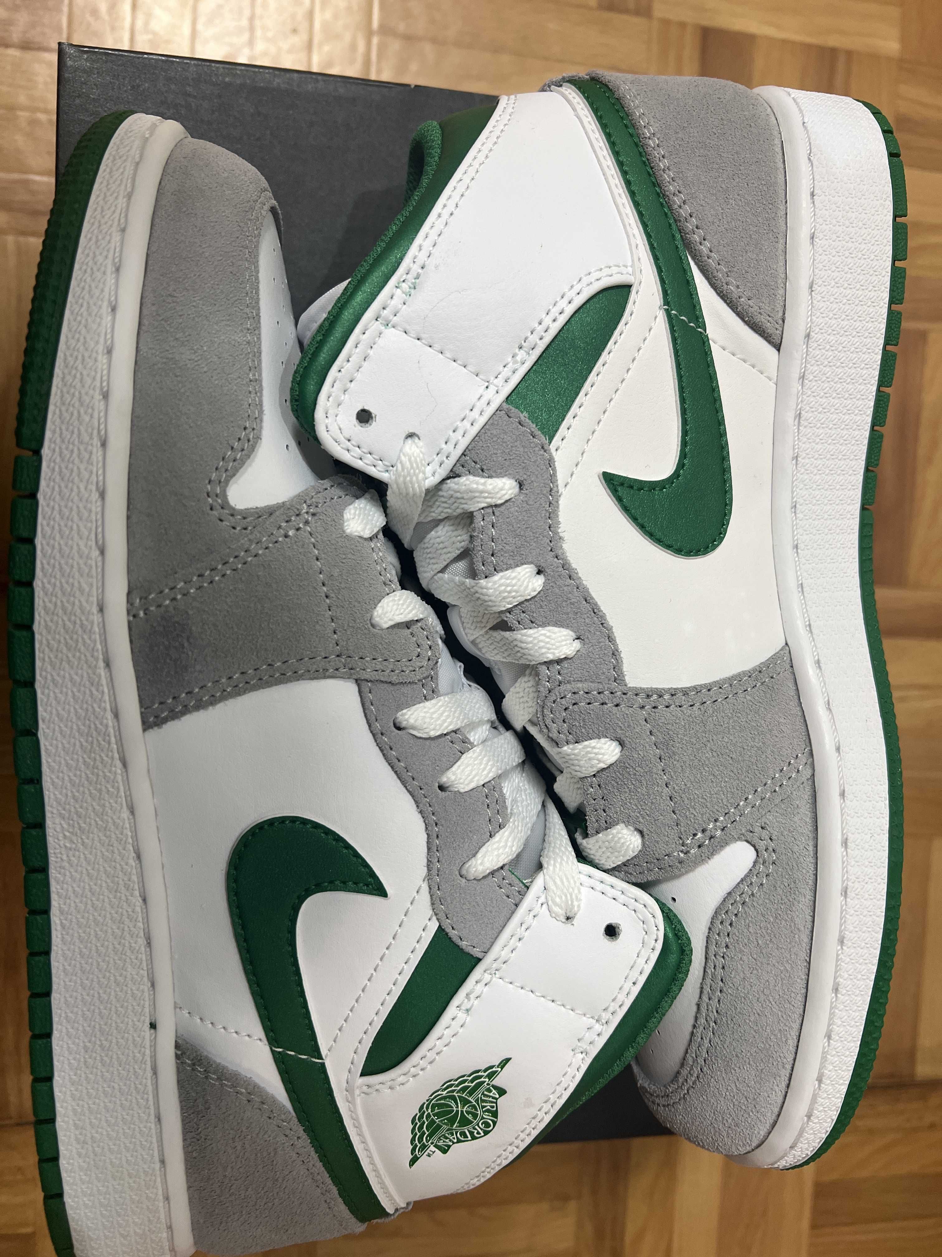 Nike GS Air Jordan 1 Mid SE "White Pine Green Smoke Grey"