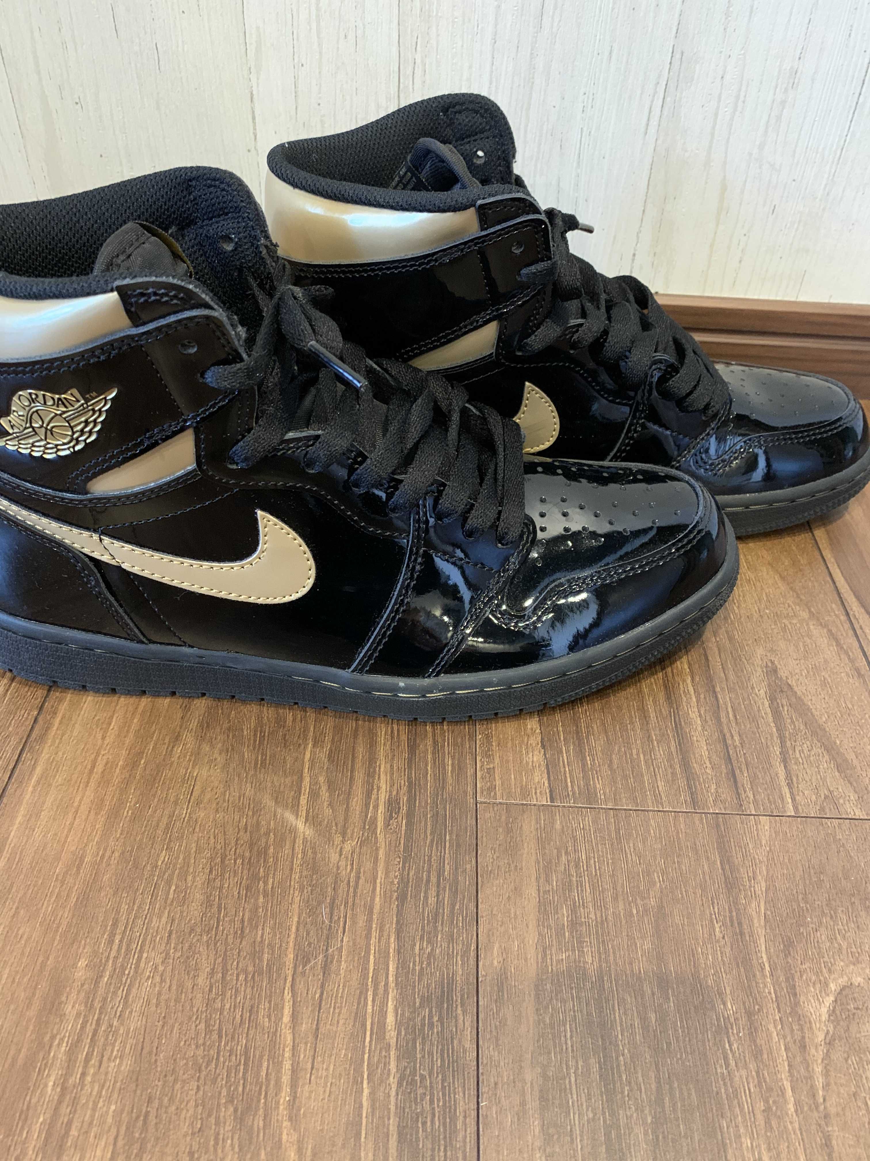 Nike Air Jordan 1 High OG "Black-Metalic Gold"