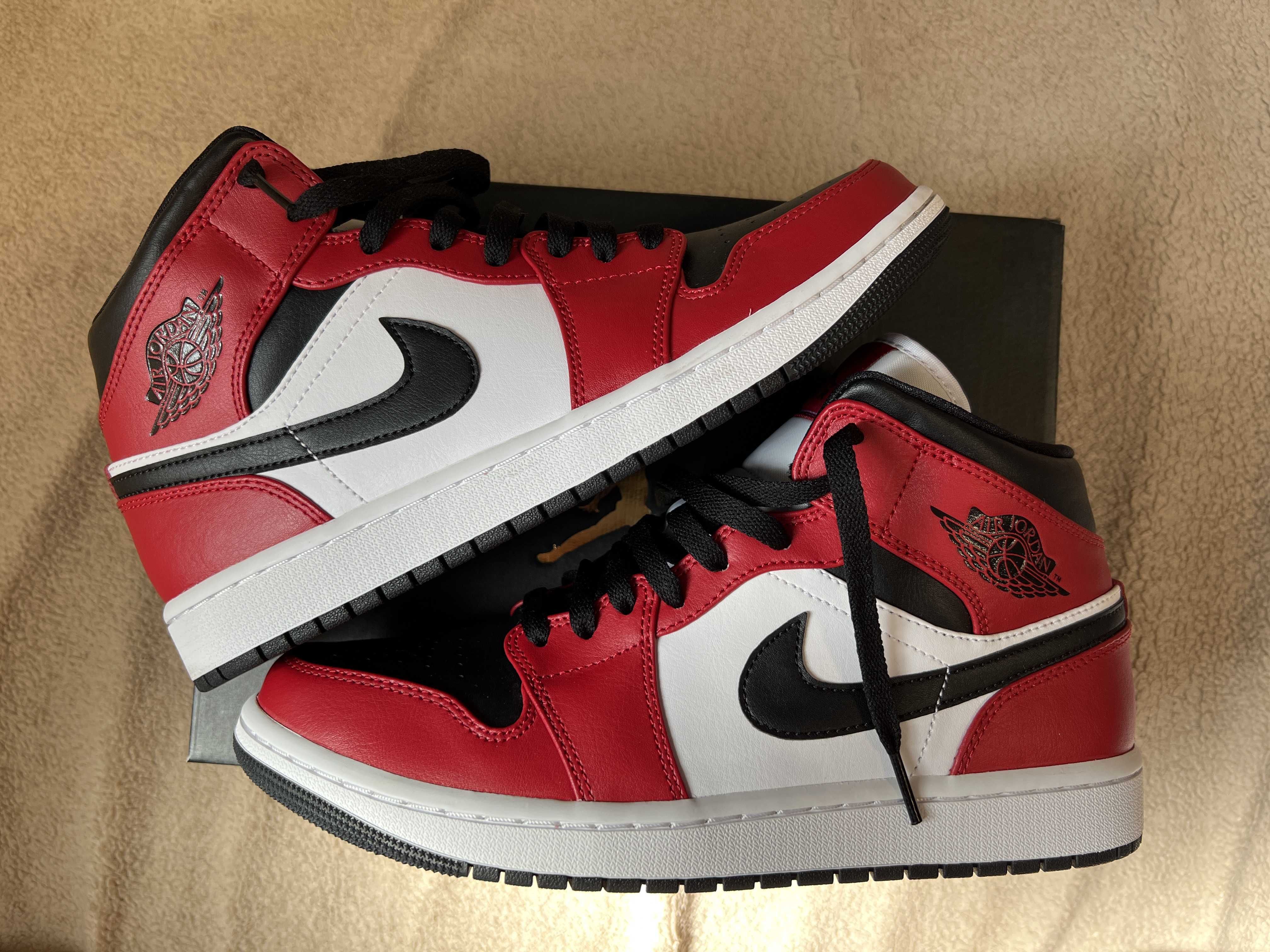 Nike Air Jordan 1 Mid "Chicago Black Toe"