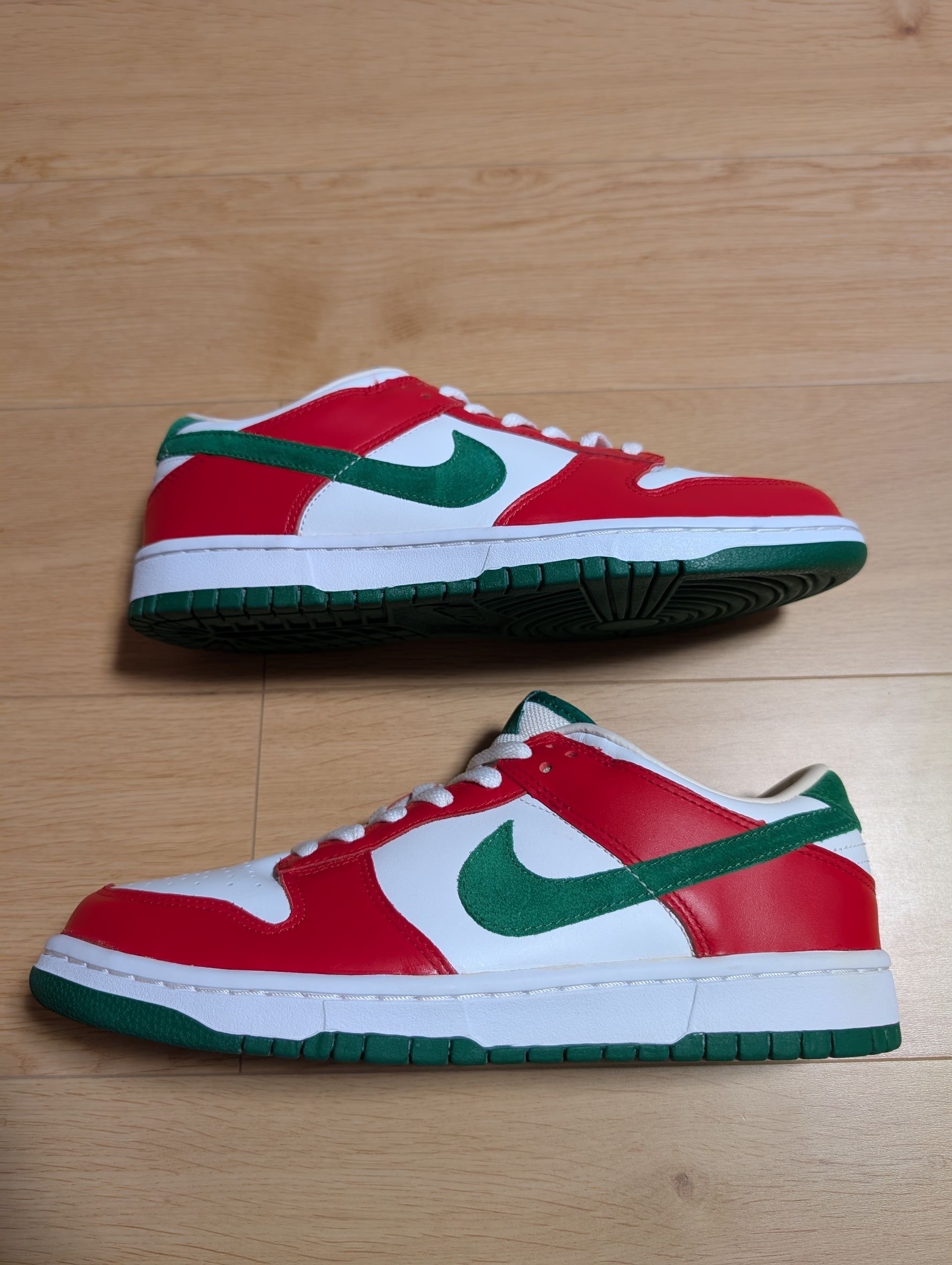 Nike Dunk Low LTD "White/Classic Green/Sport Red"