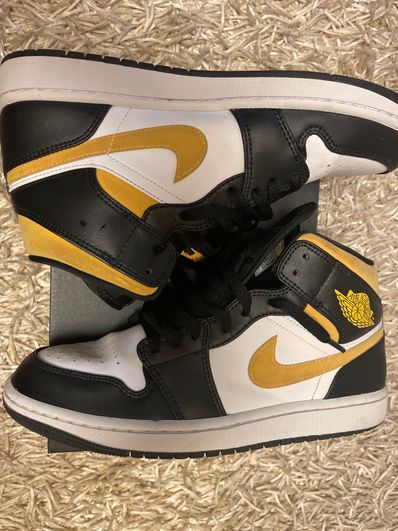 Nike Air Jordan 1 Mid "White/Pollen-Black"