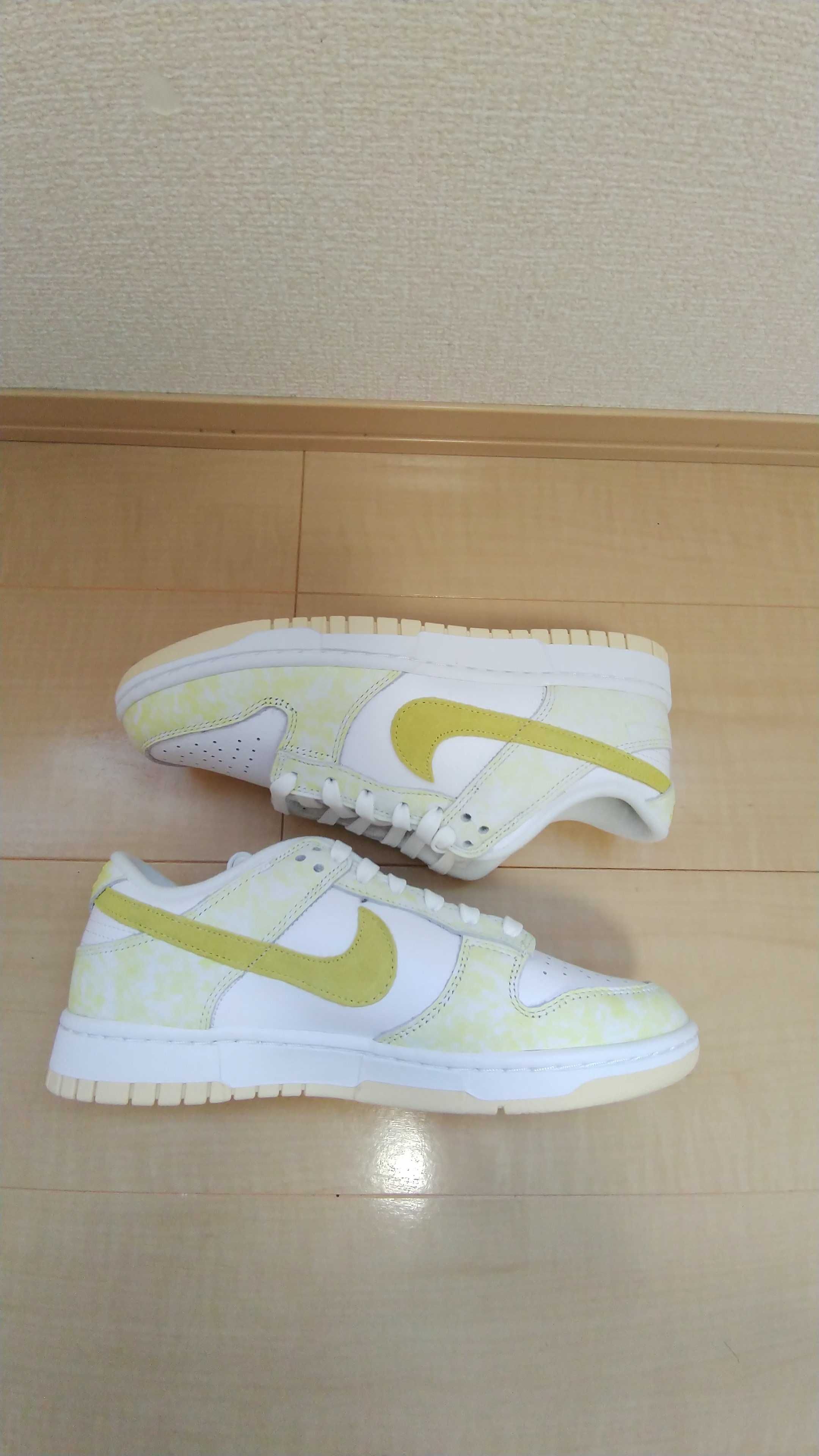 NIKE Women's DUNK LOW "YELLOW STRIKE"