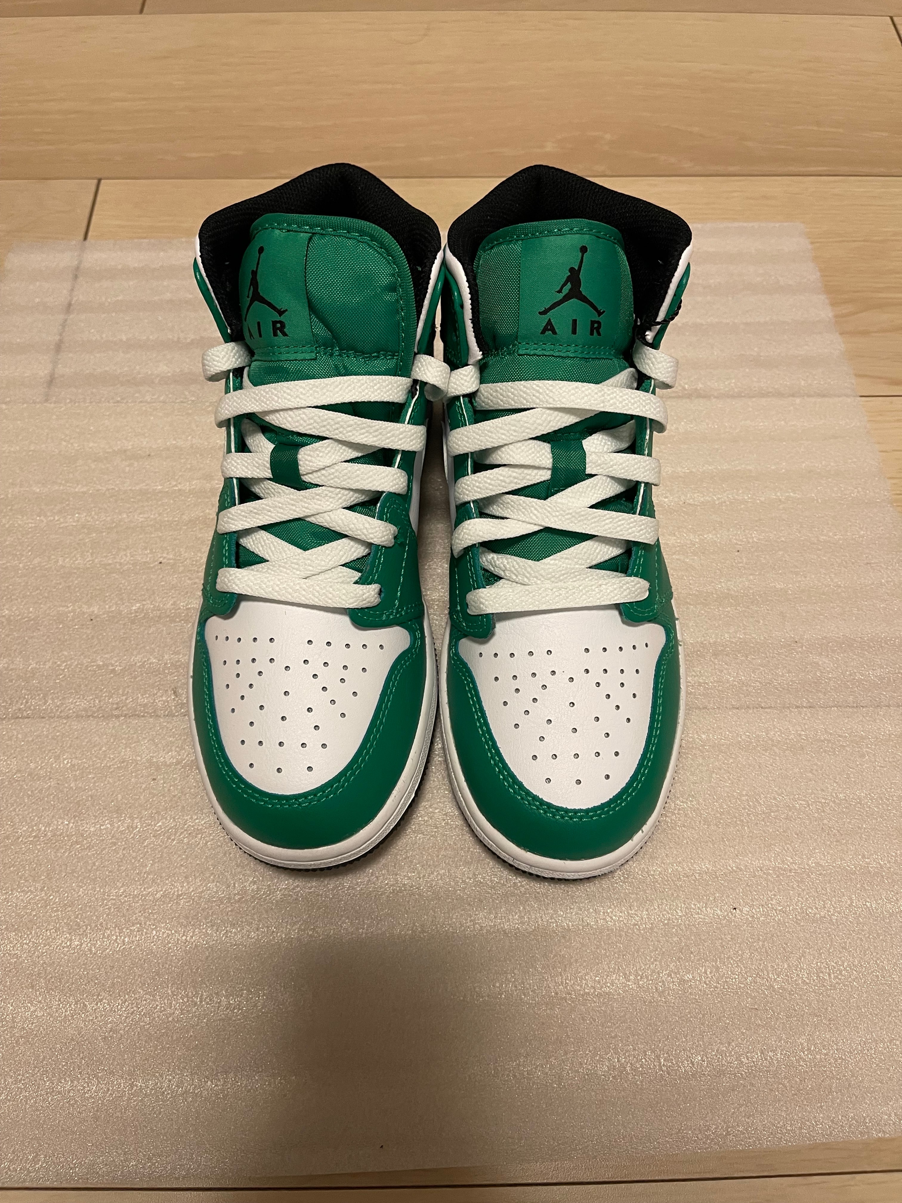 ナイキ エアジョーダン1 ミッド "ラッキーグリーン"