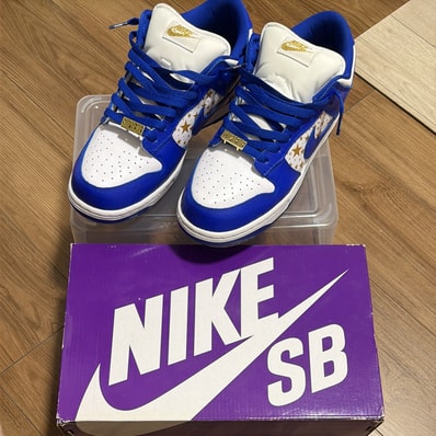 Supreme × Nike SB Dunk Low OG QS Gold Stars "White/Hyper Blue"