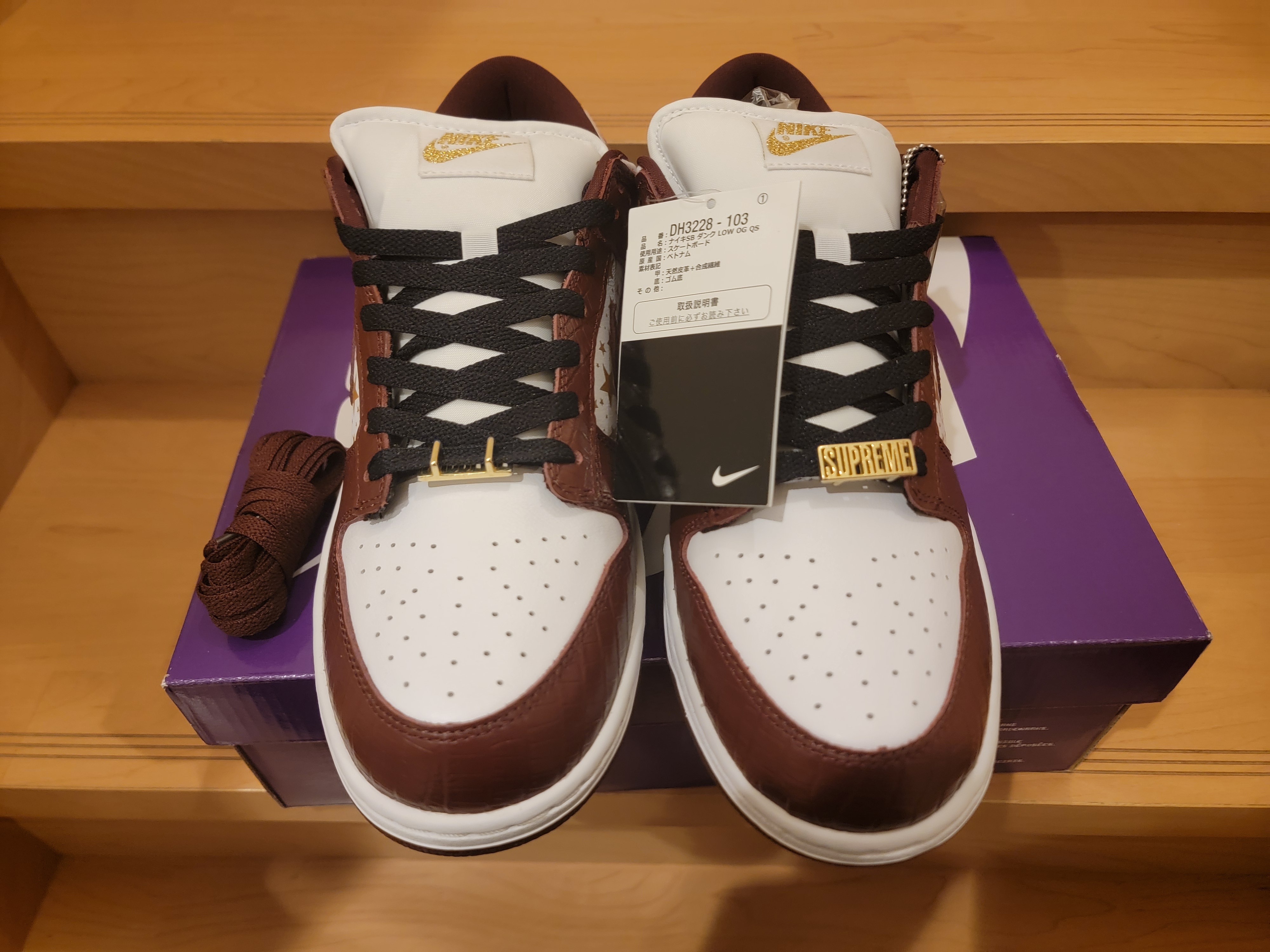 シュプリーム × ナイキ SB ダンク ロー OG QS ゴールドスターズ "ホワイト/バークルートブラウン"