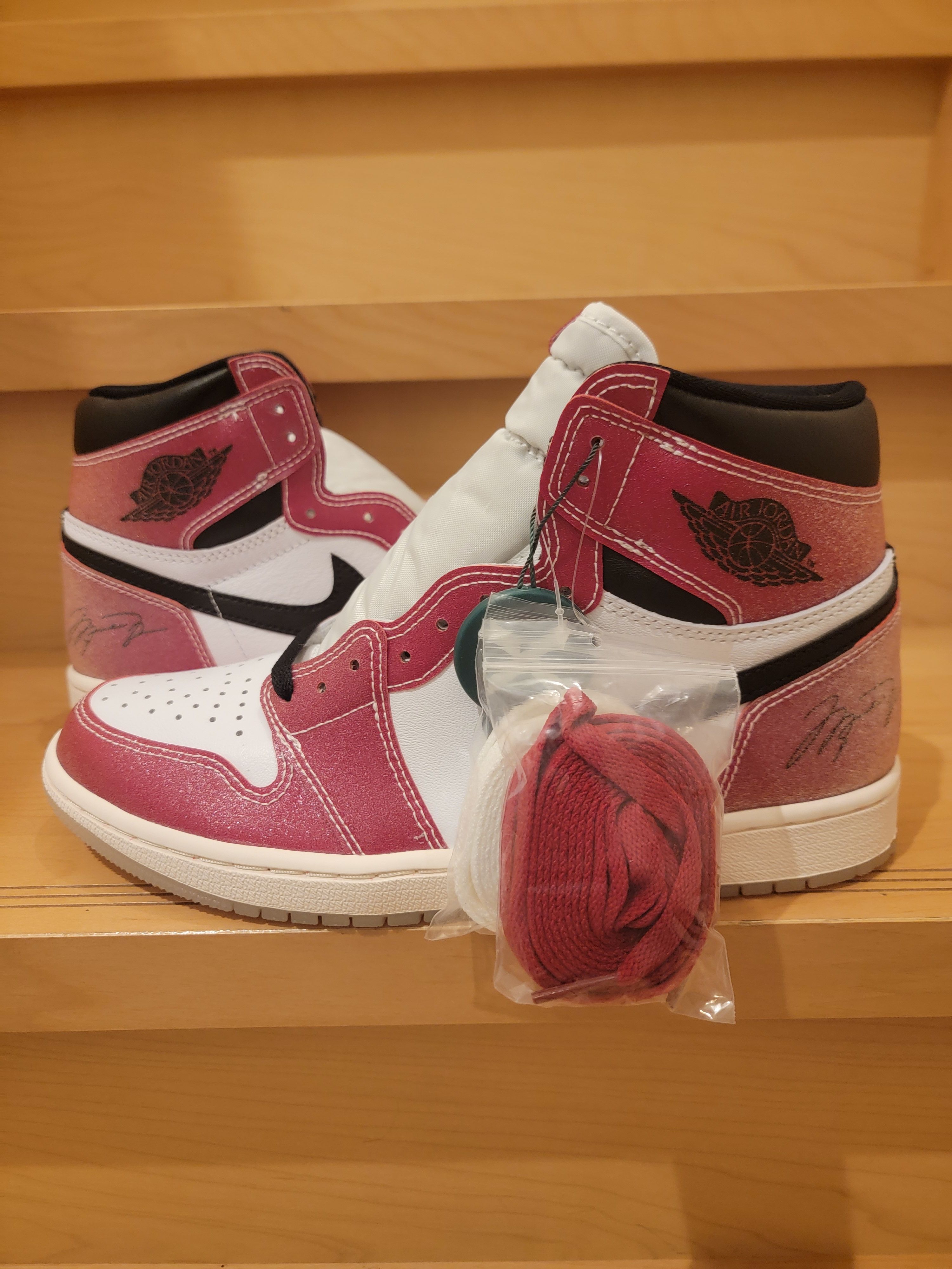 Trophy Room × Nike Air Jordan 1 Retro High "Chicago" (Friends and Family) (Blue Laces)