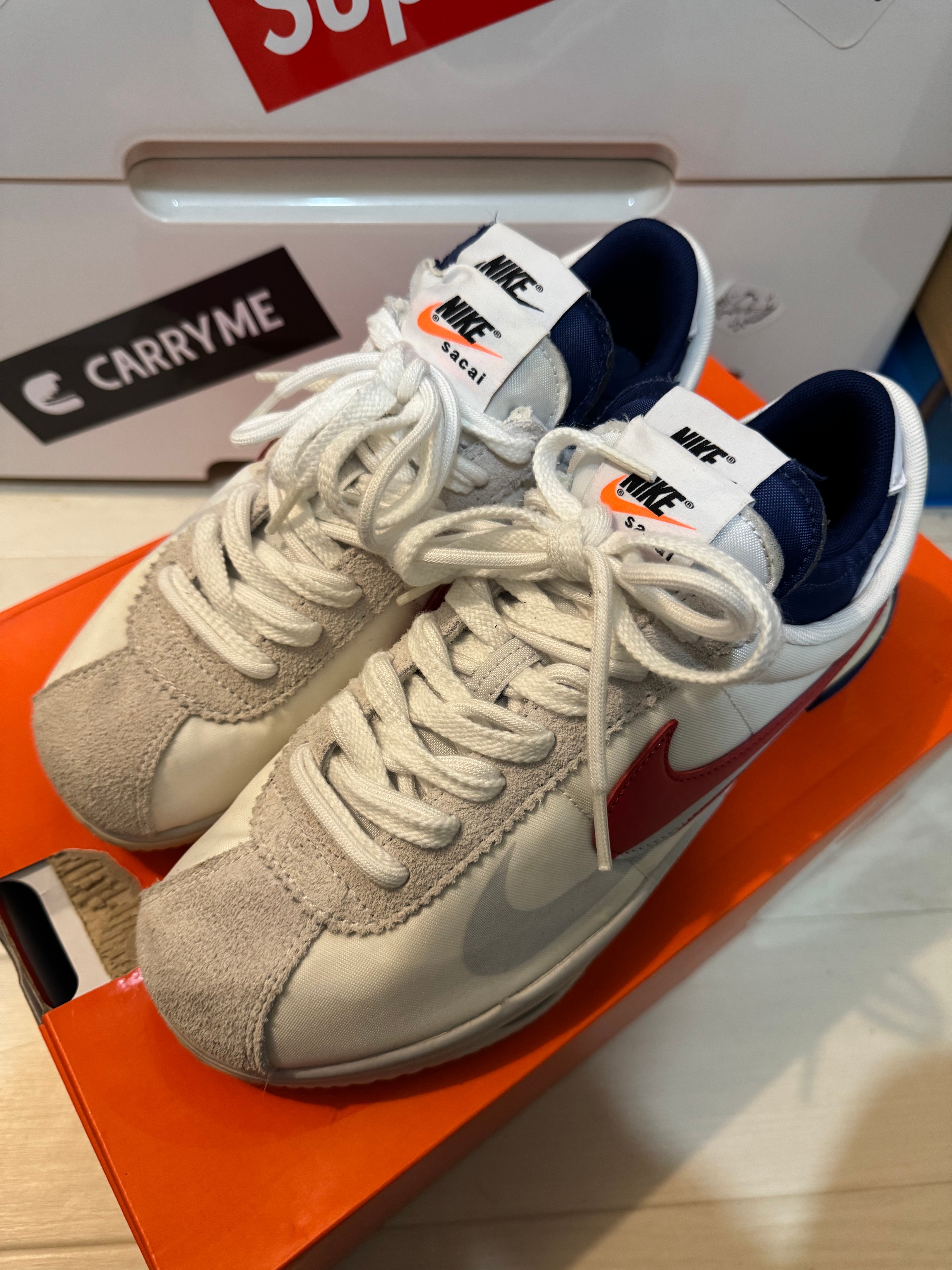 サカイ × ナイキ ズーム コルテッツ "ホワイト アンド ユニバーシティレッド"