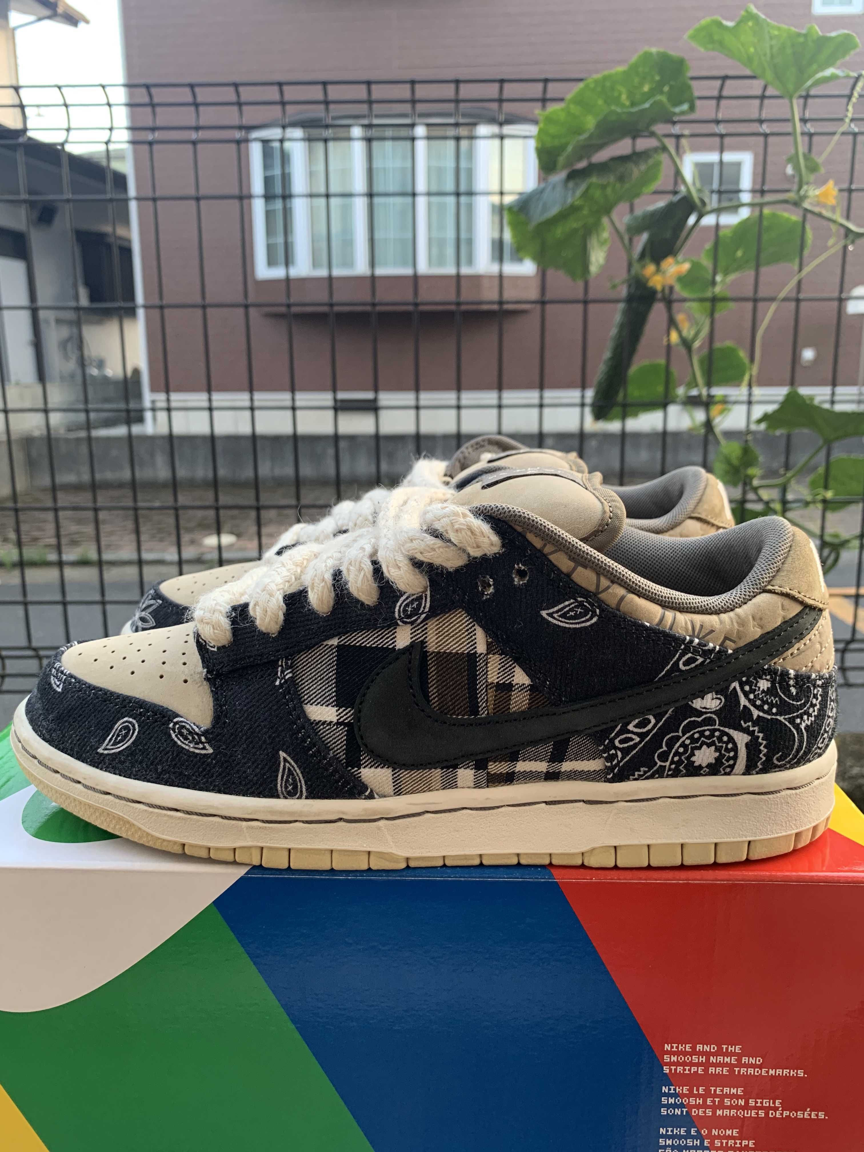Travis Scott × Nike SB Dunk Low "Black/Parachute Beige"