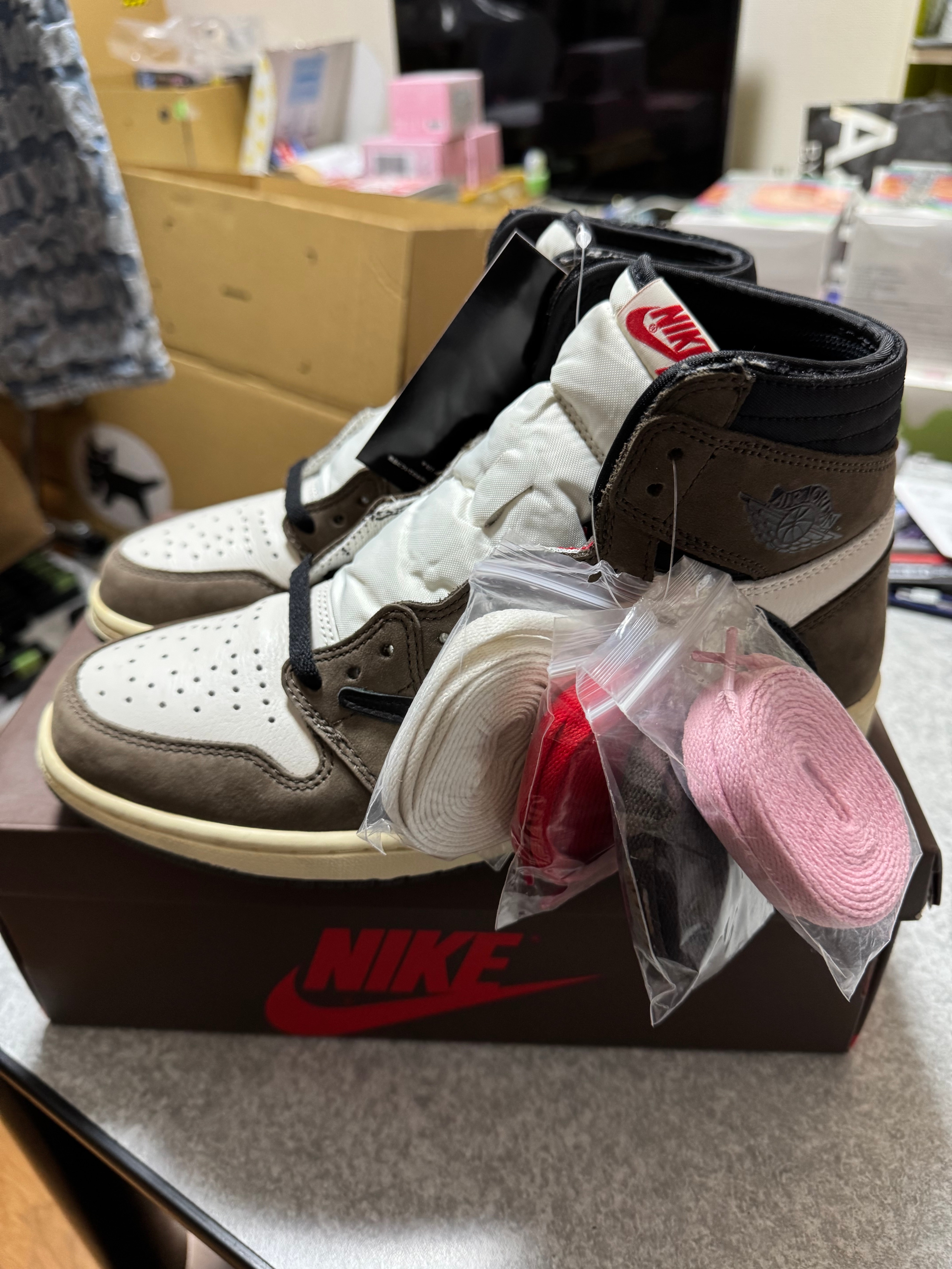 トラヴィススコット × ナイキ エアジョーダン1 レトロ ハイ OG TS SP "セイル/ダークモカ"