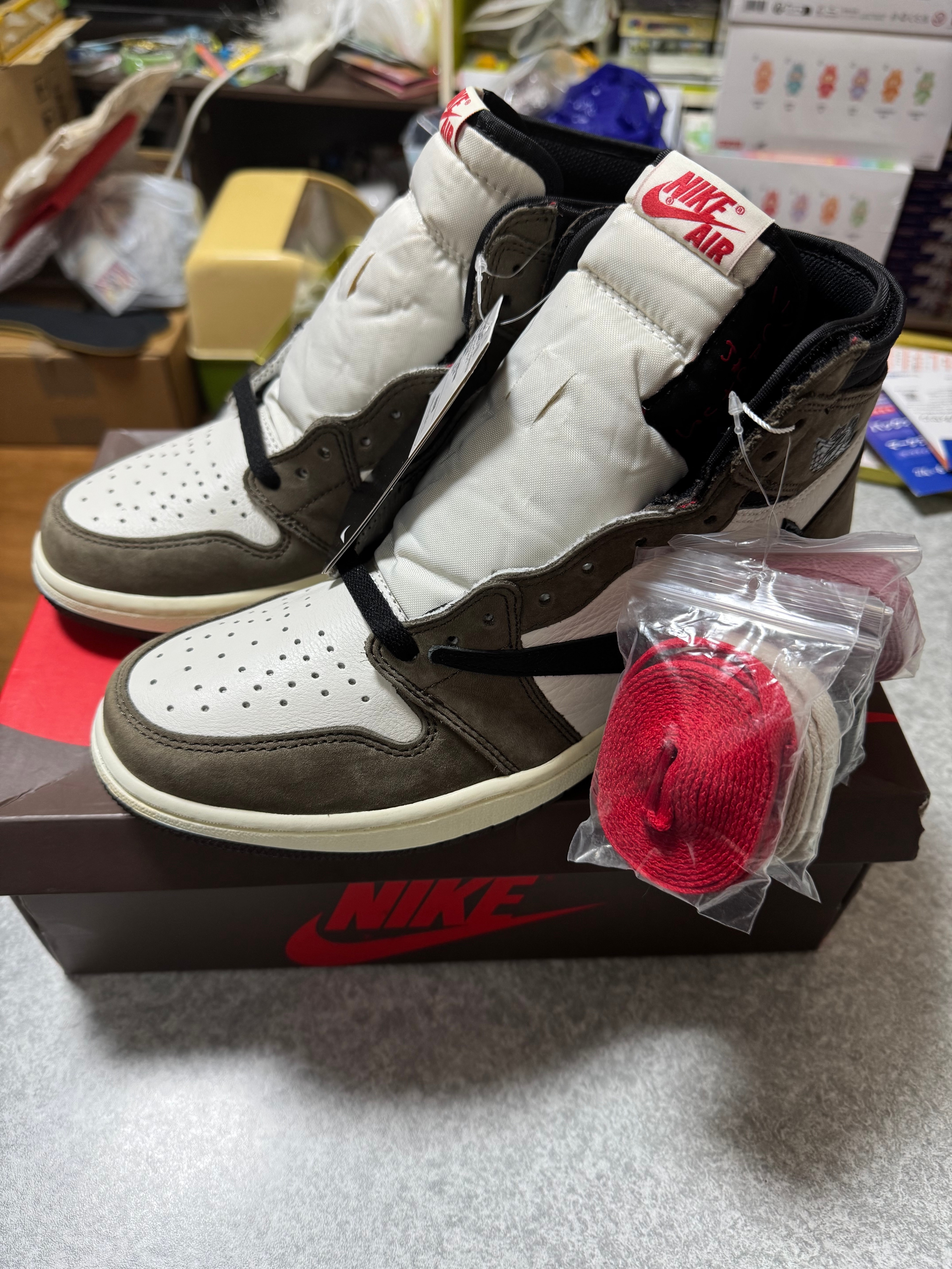 トラヴィススコット × ナイキ エアジョーダン1 レトロ ハイ OG TS SP "セイル/ダークモカ"