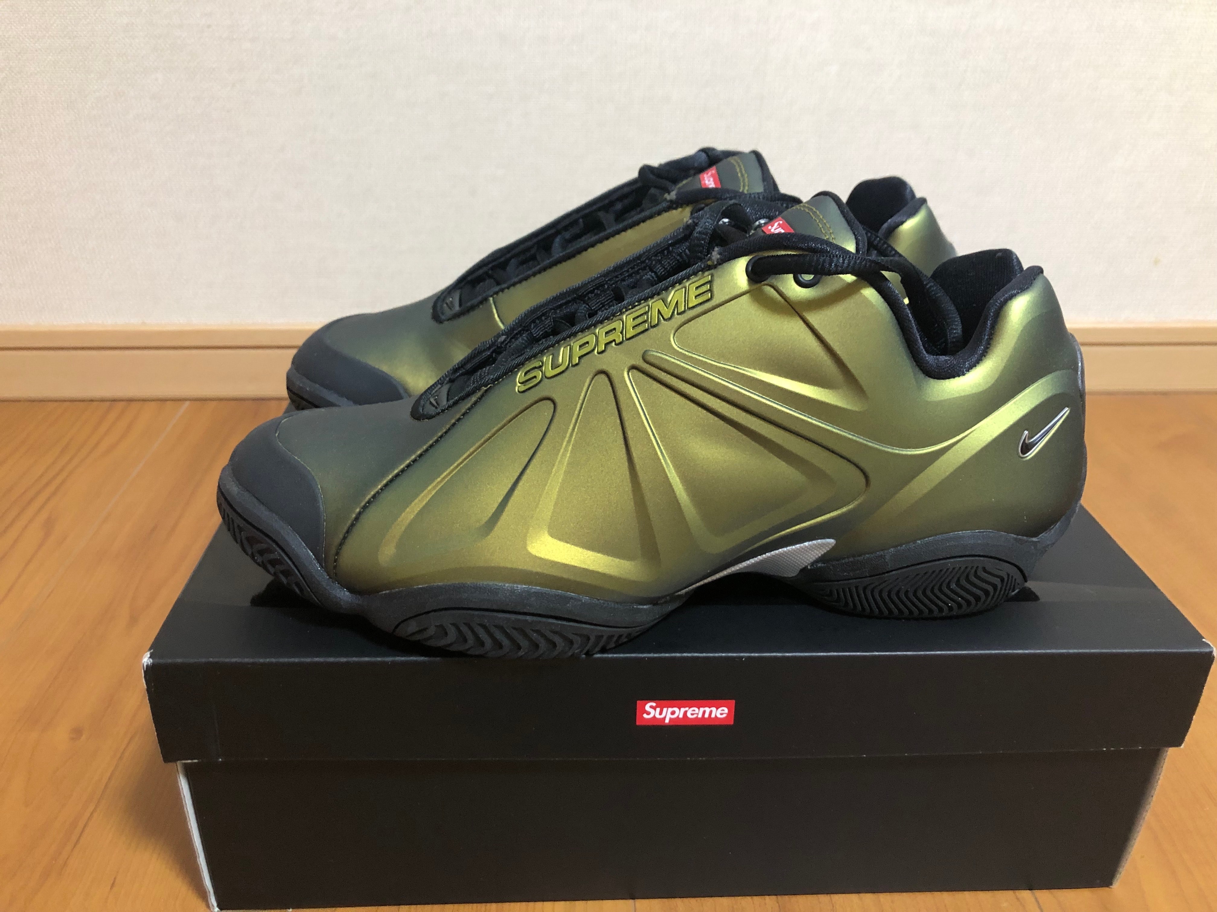 シュプリーム × ナイキ エアズーム コートポジット "メタリックゴールド"