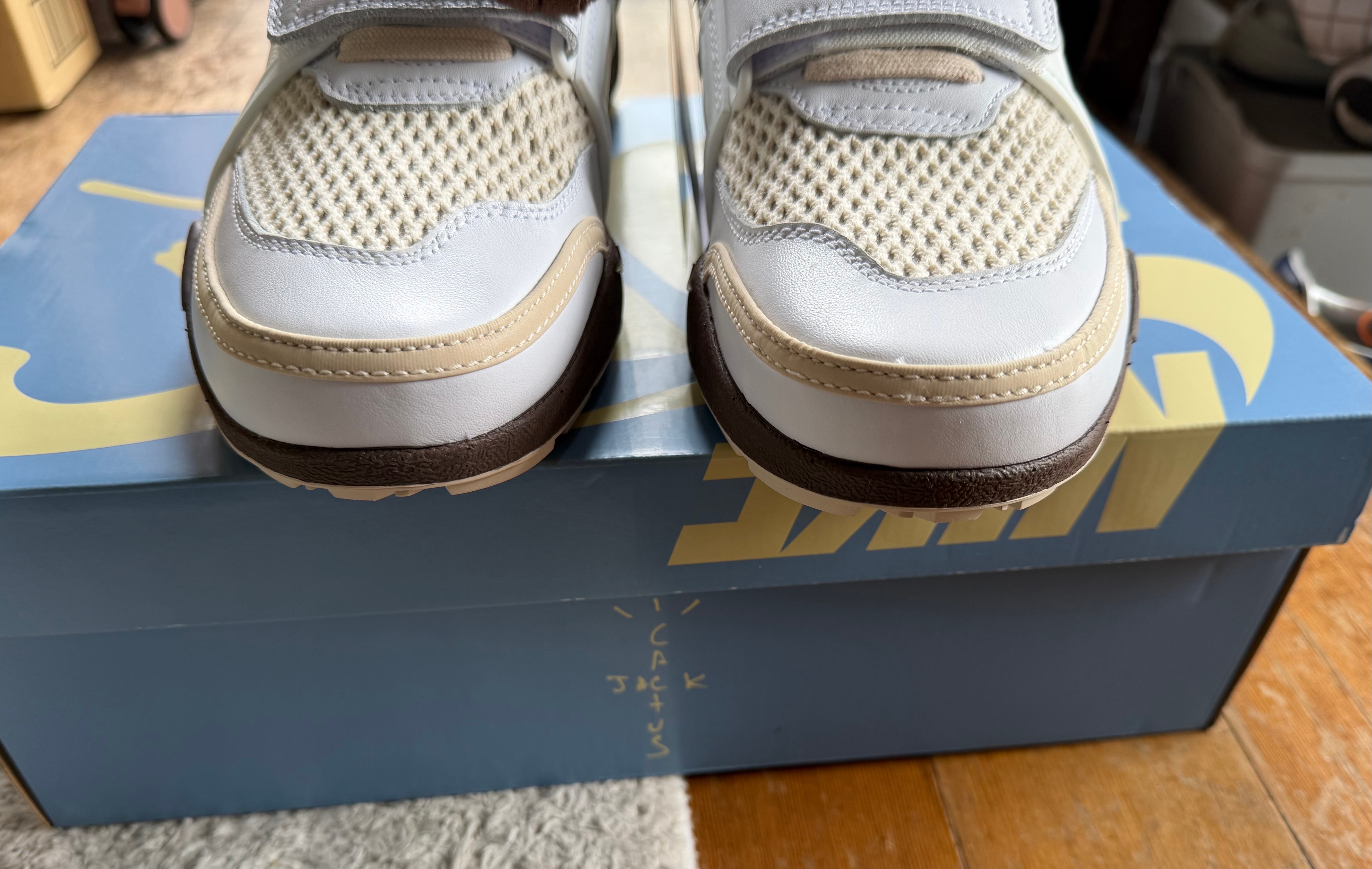 トラヴィススコット × ナイキ ズームフィールドジャックス "ホワイトアンドライトチョコレート"