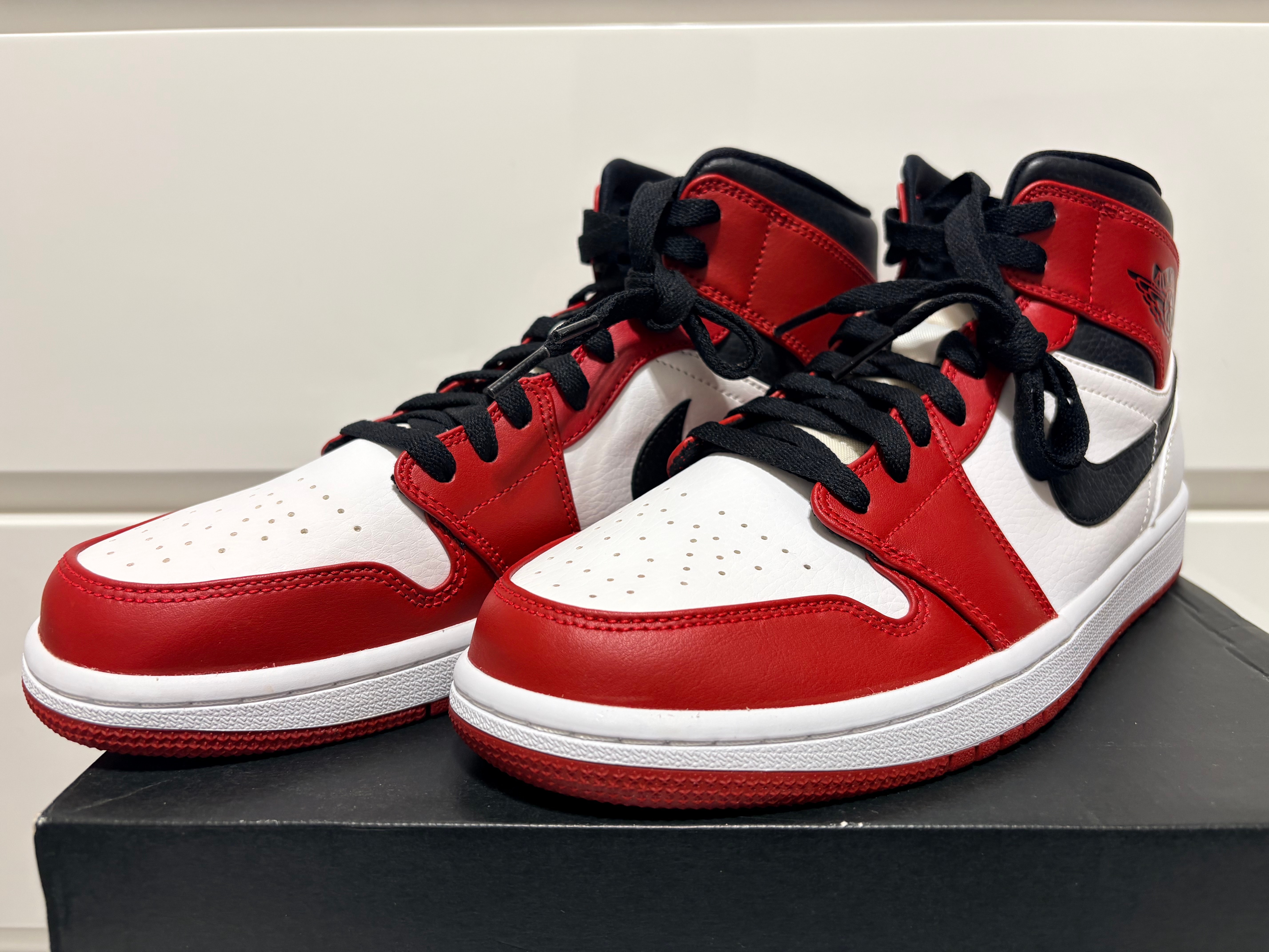Nike Air Jordan 1 Mid "Chicago"