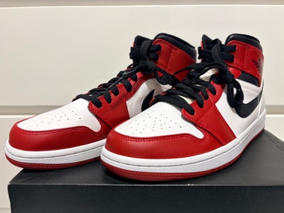 Nike Air Jordan 1 Mid "Chicago"