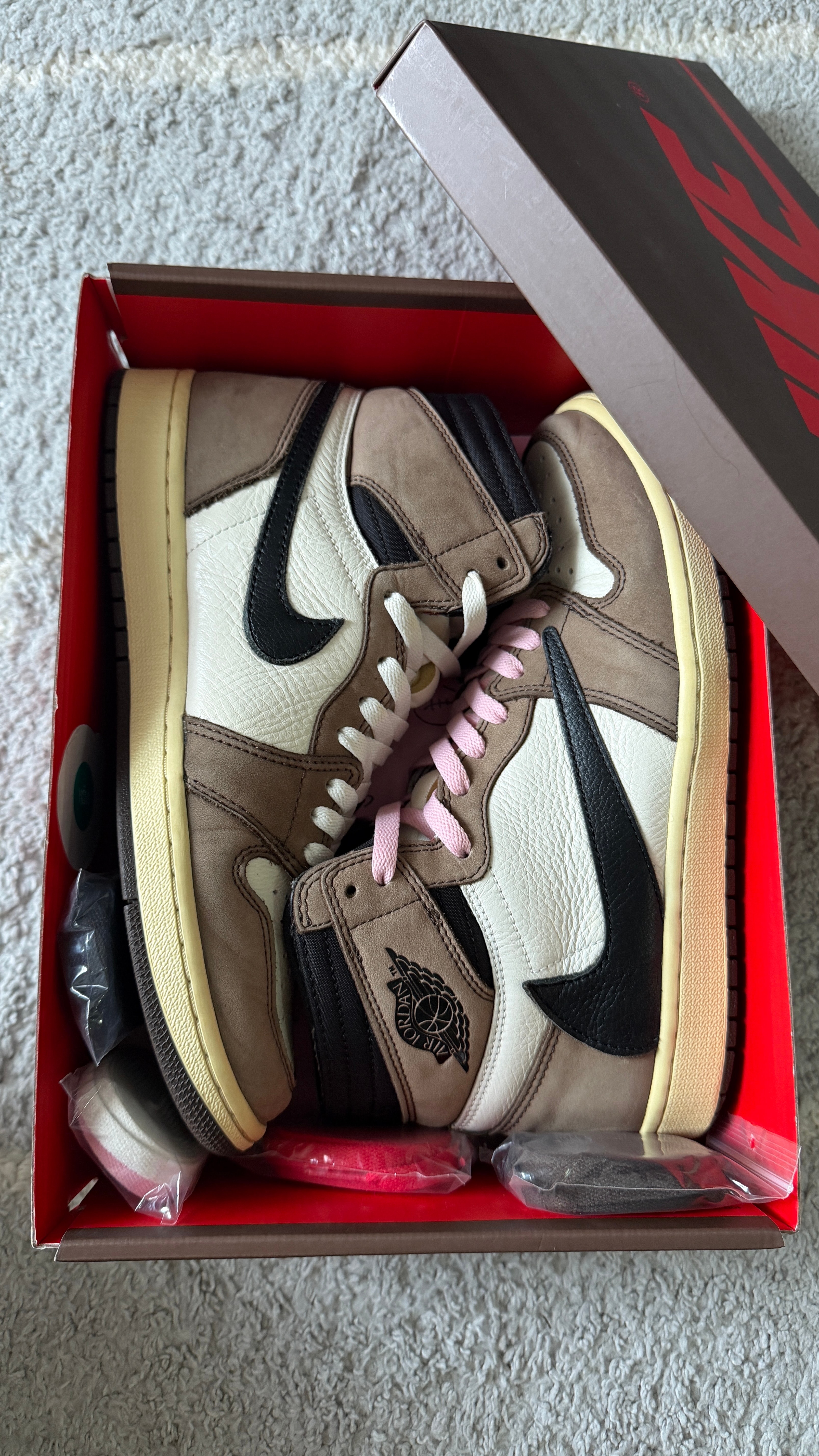 トラヴィススコット × ナイキ エアジョーダン1 レトロ ハイ OG TS SP "セイル/ダークモカ"