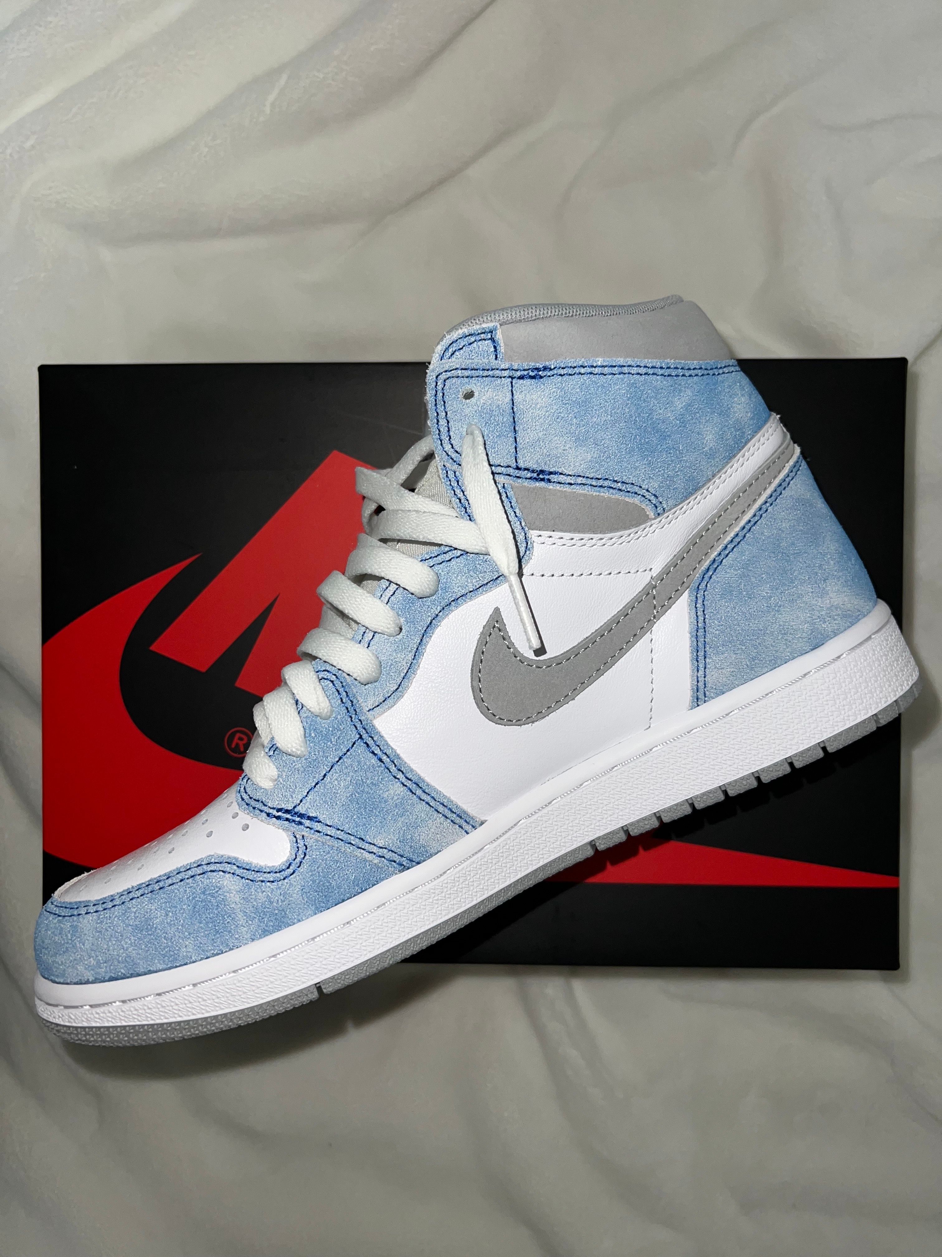 Nike Air Jordan 1 High OG "Hyper Royal"