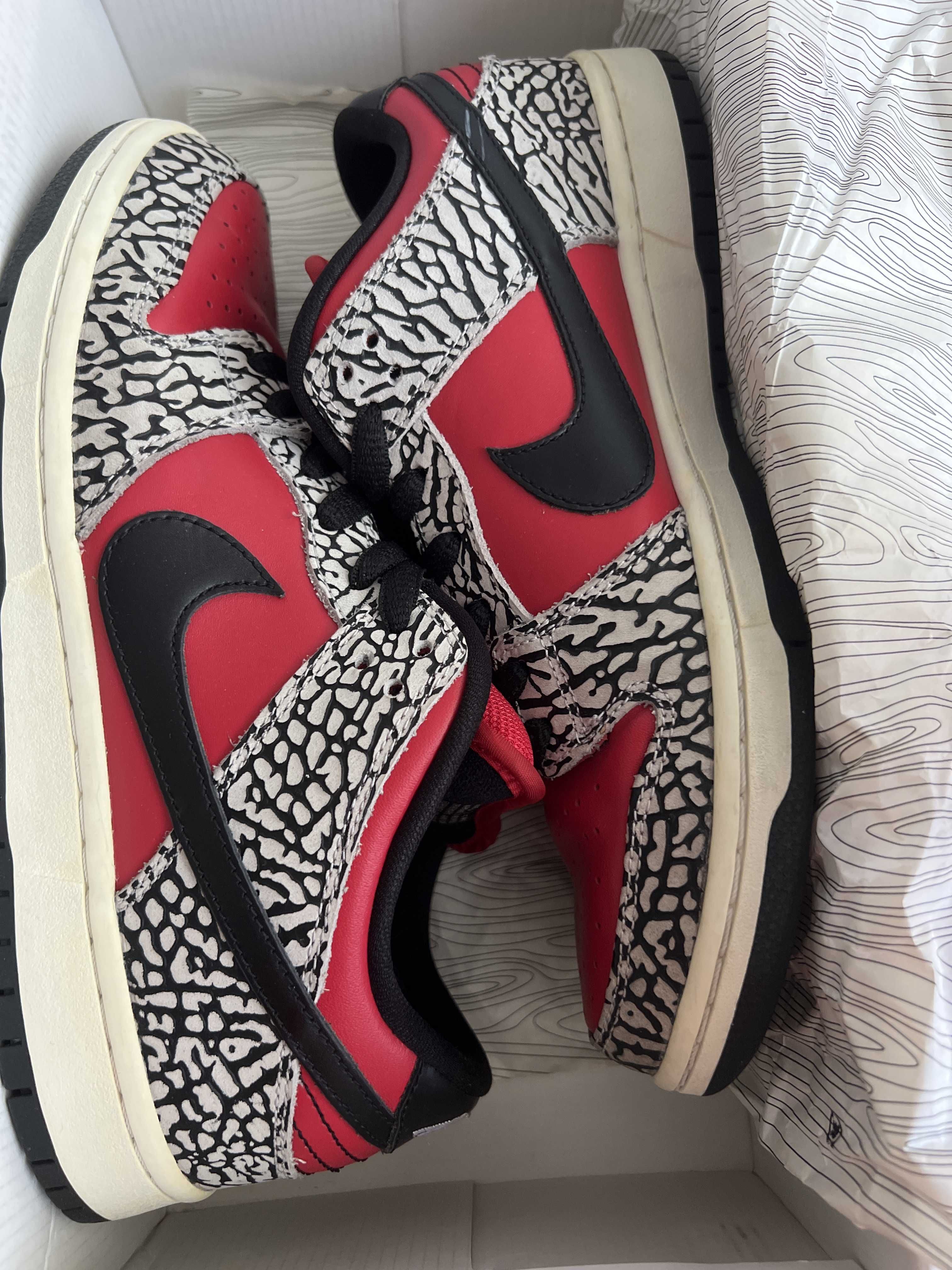 Supreme × Nike SB Dunk Low "Red Cement"(2012)