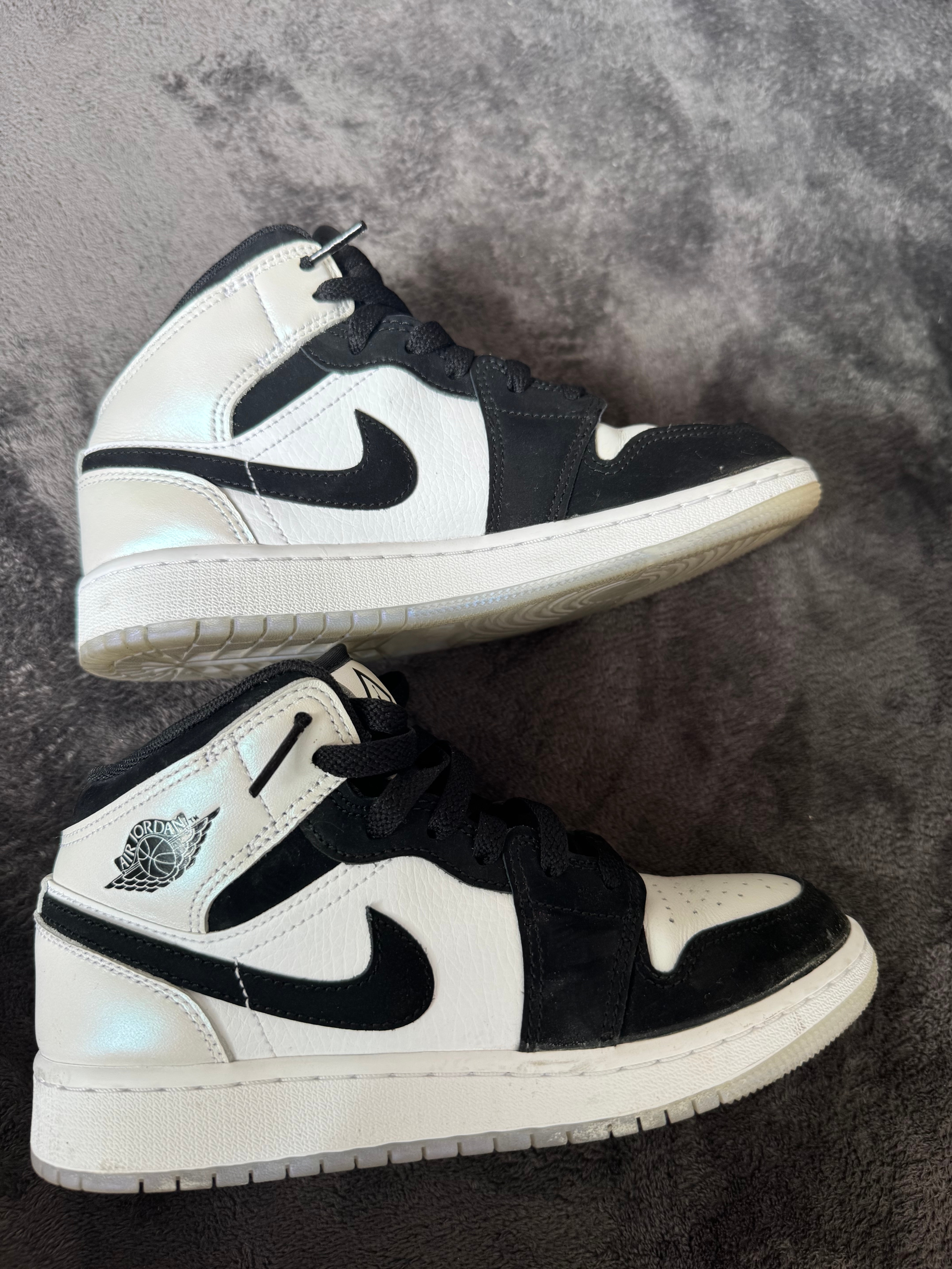 Nike GS Air Jordan 1 Mid "Omega/Black/White"