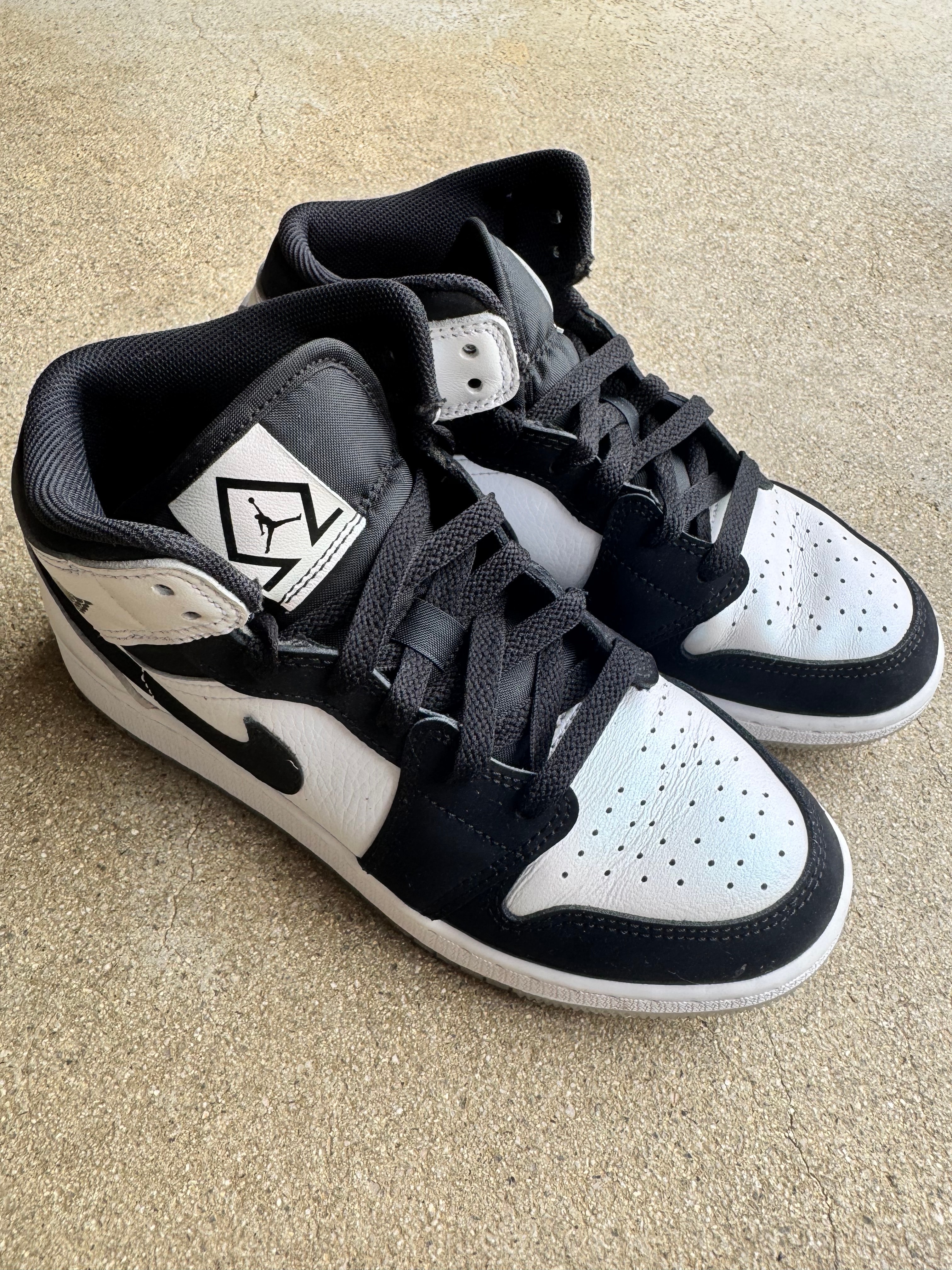 Nike GS Air Jordan 1 Mid "Omega/Black/White"
