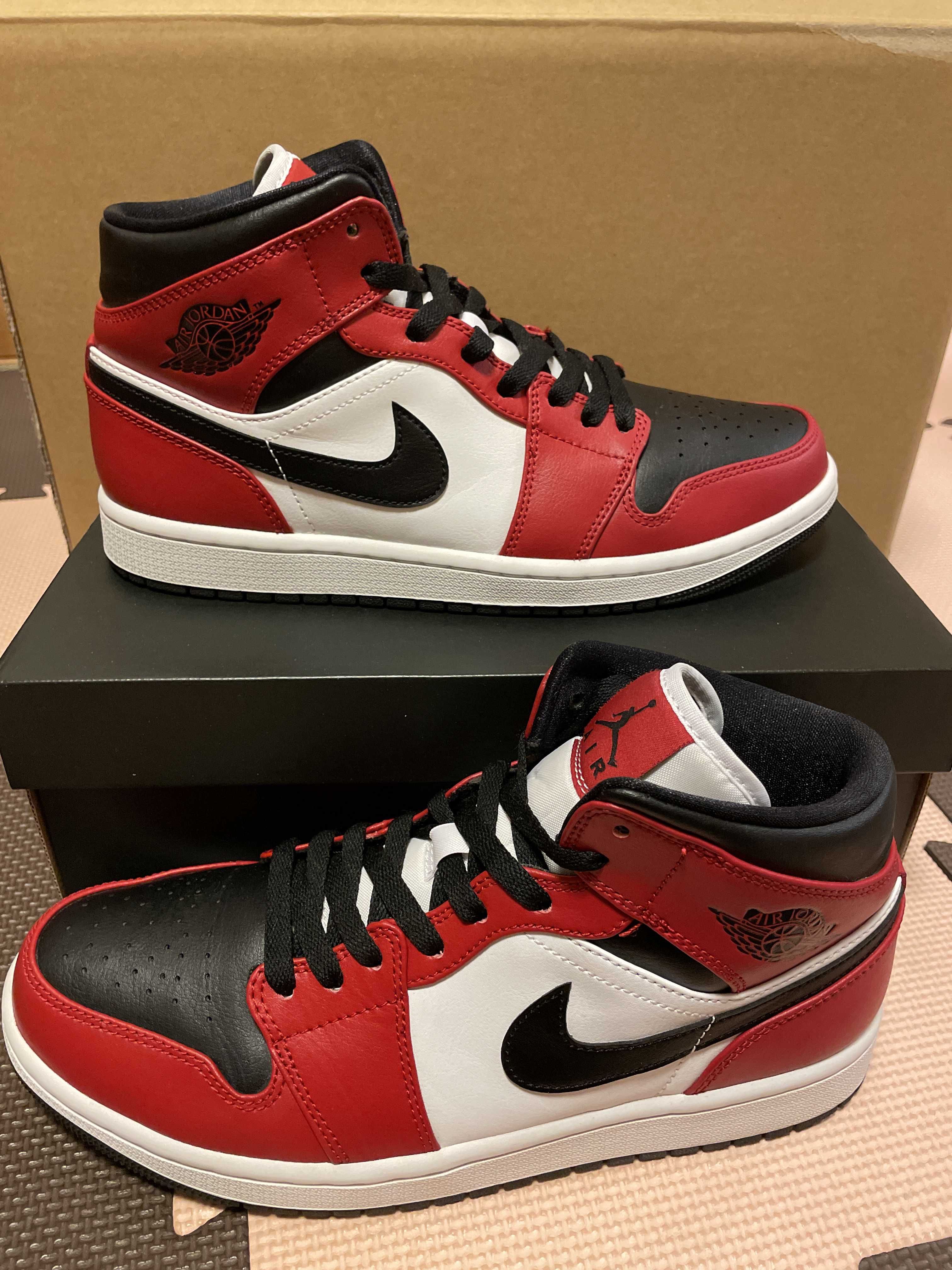 Nike Air Jordan 1 Mid "Chicago Black Toe"
