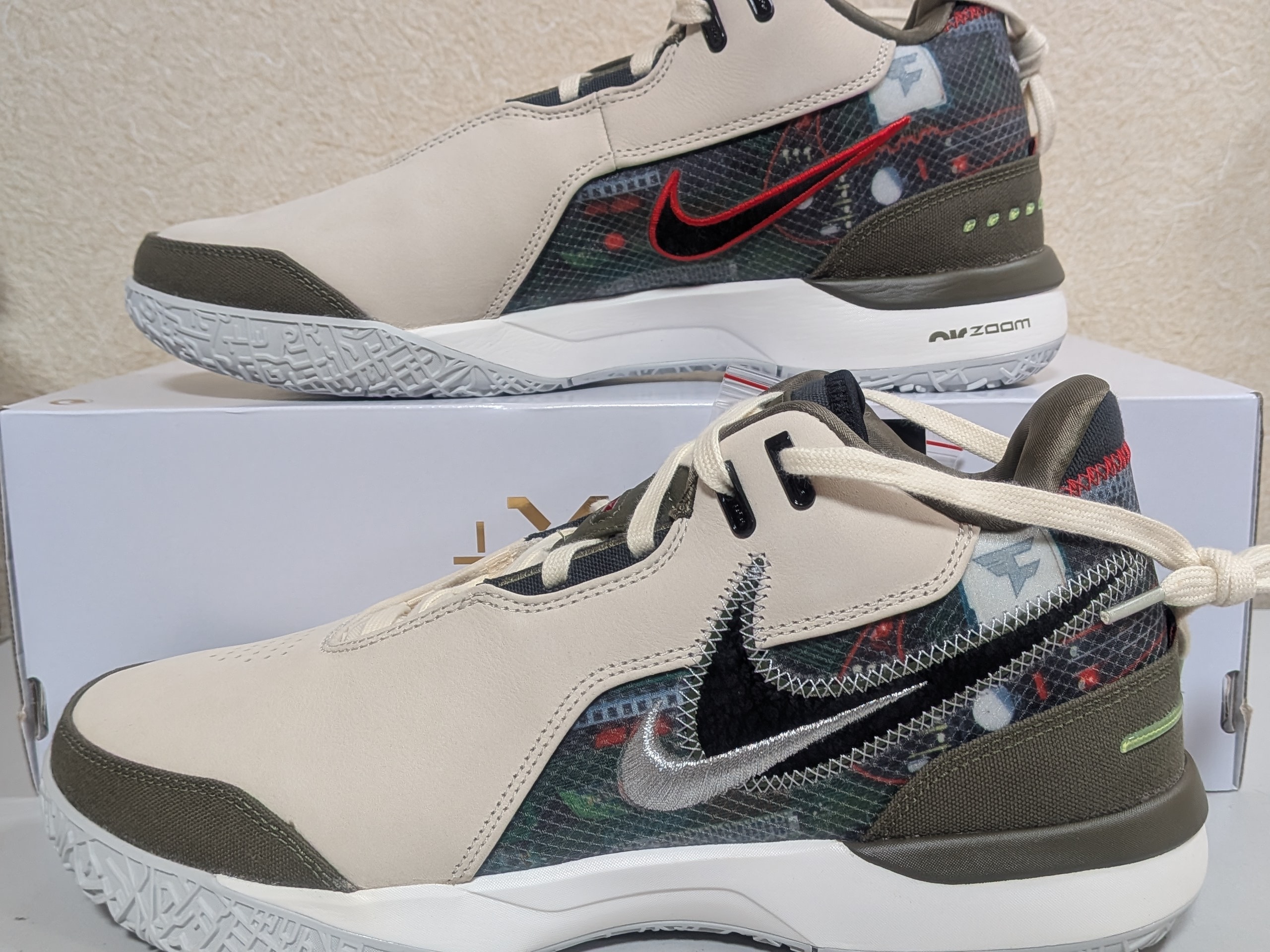 フェイズクラン × ナイキ レブロン NXXT ジェン AMPD "ライトクリーム/ミディアムオリーブ/メタリックシルバー/ブラック" (HF0715-200/HF0716-200)