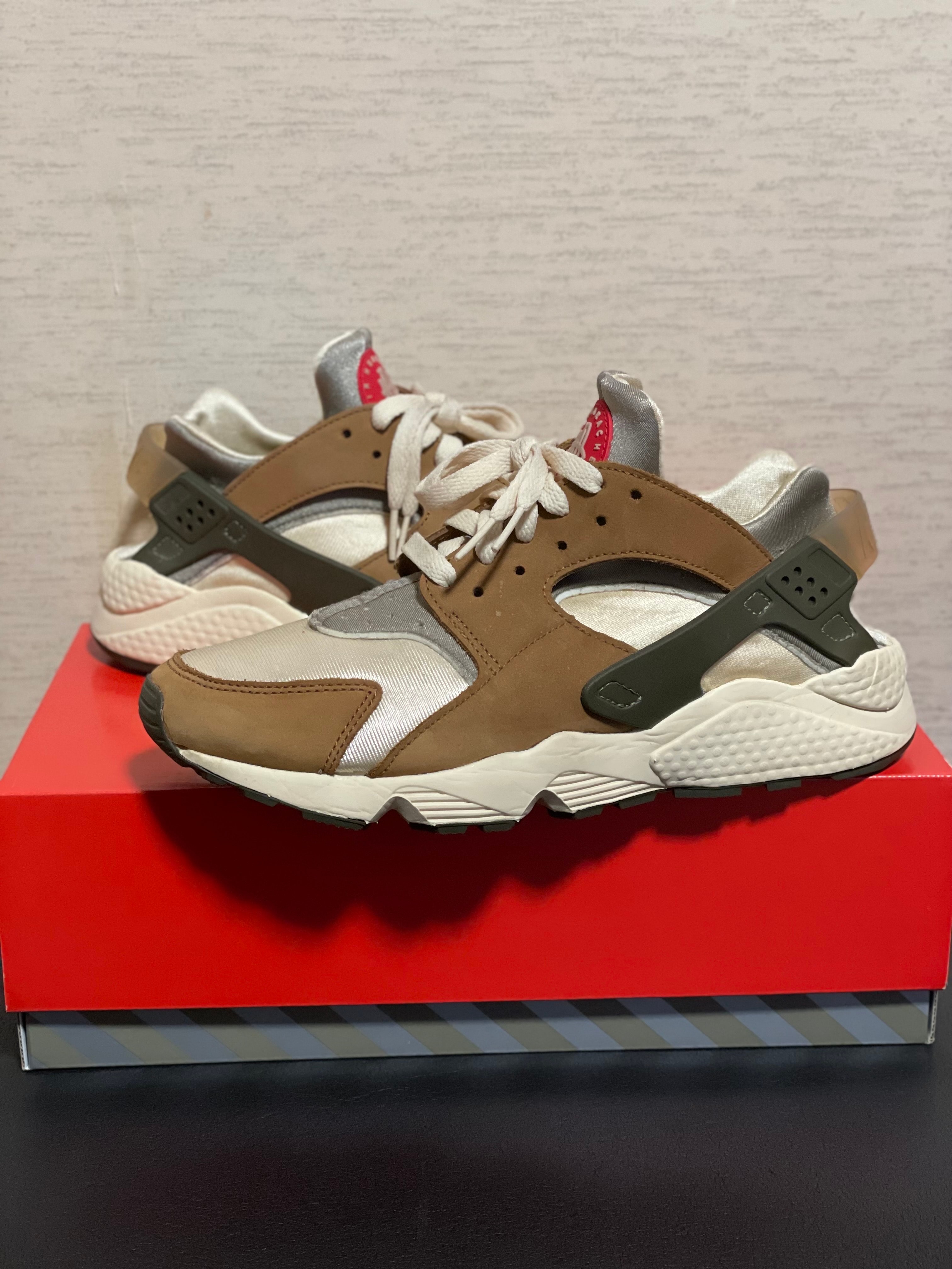 ステューシー × ナイキ エアハラチ "デザートオーク"