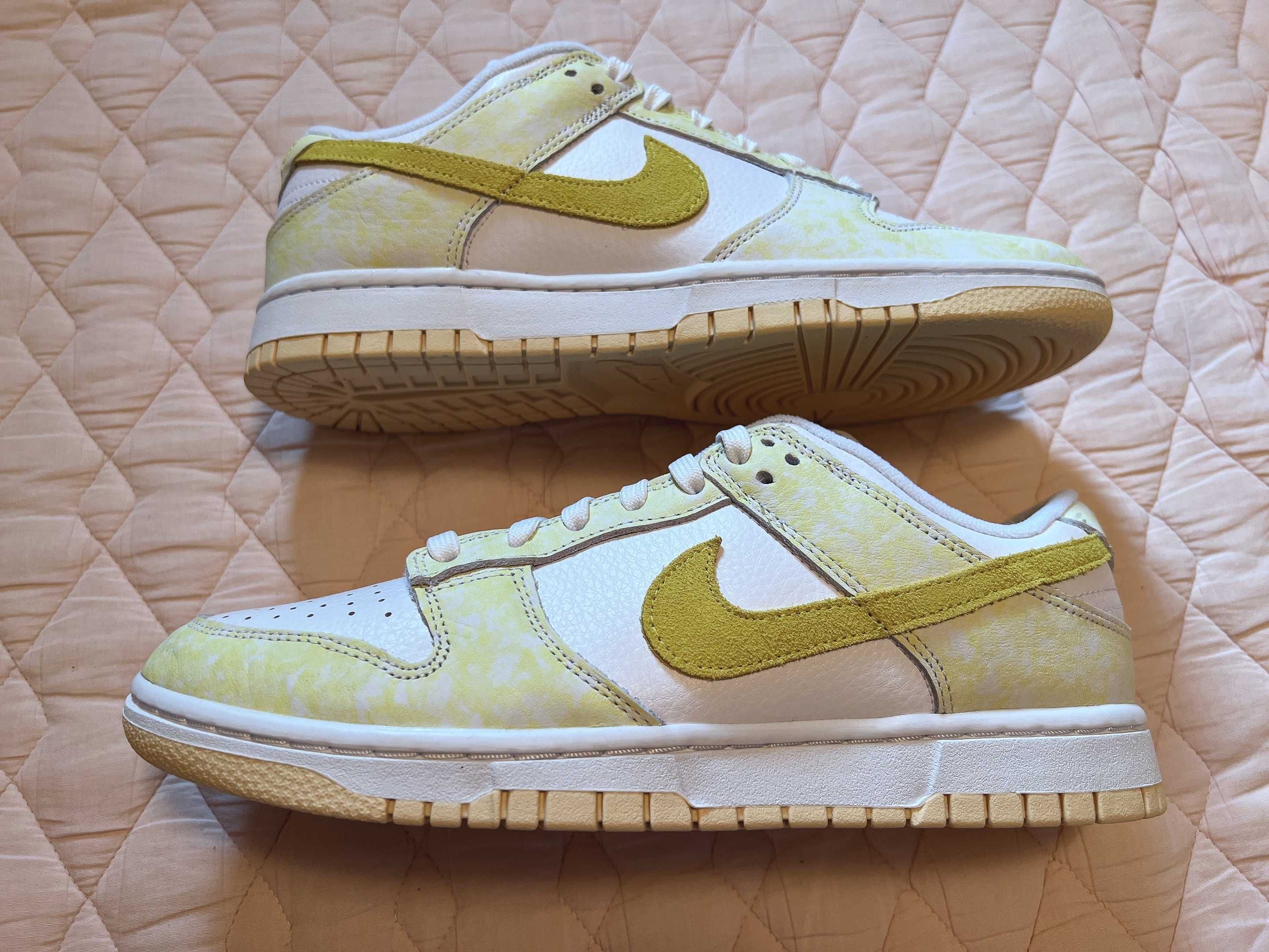 NIKE Women's DUNK LOW "YELLOW STRIKE"