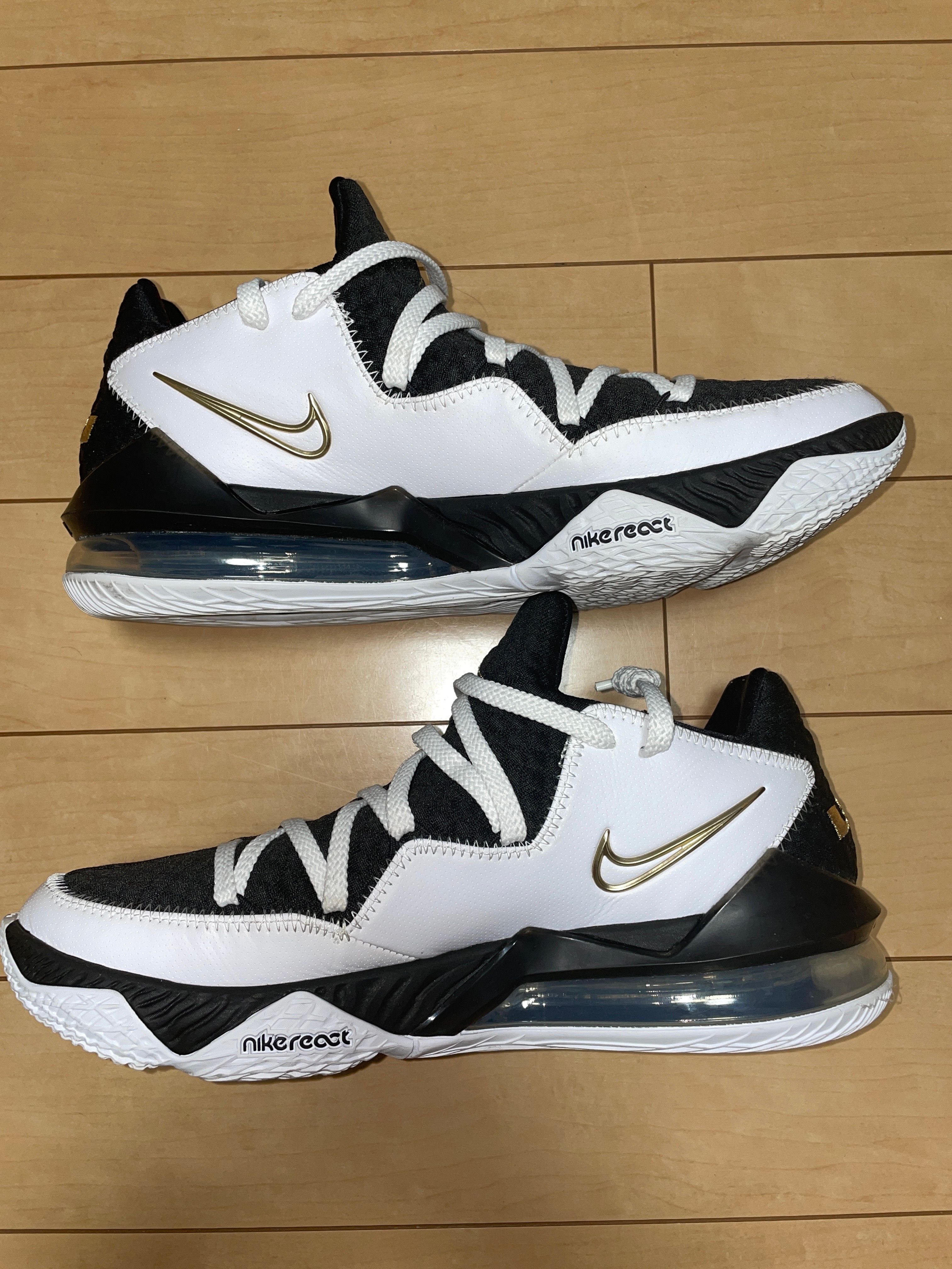 Nike LeBron 17 Low "White/Metallic Gold Black"