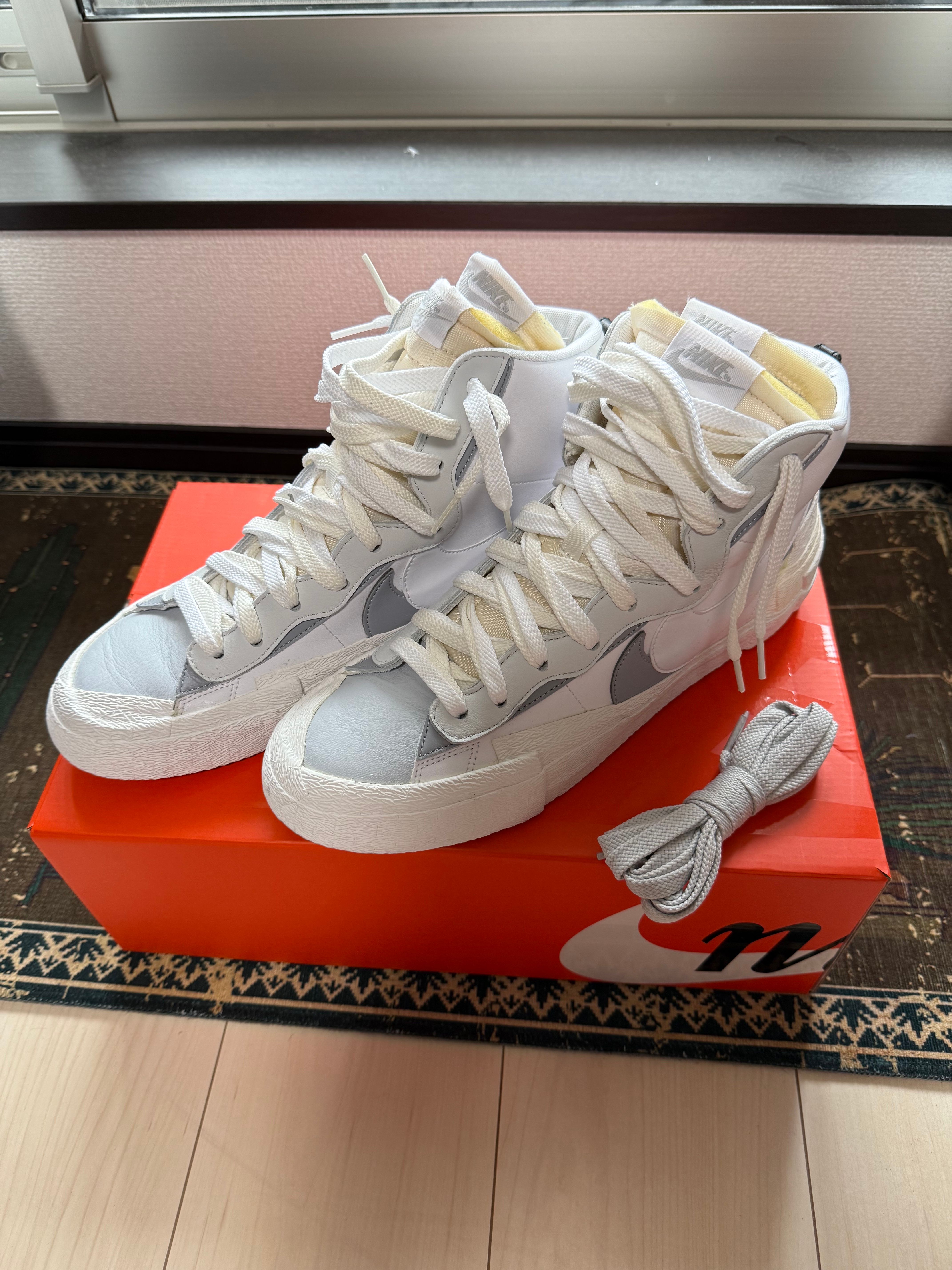 sacai × NIKE BLAZER MID "WHITE/WOLF GREY"