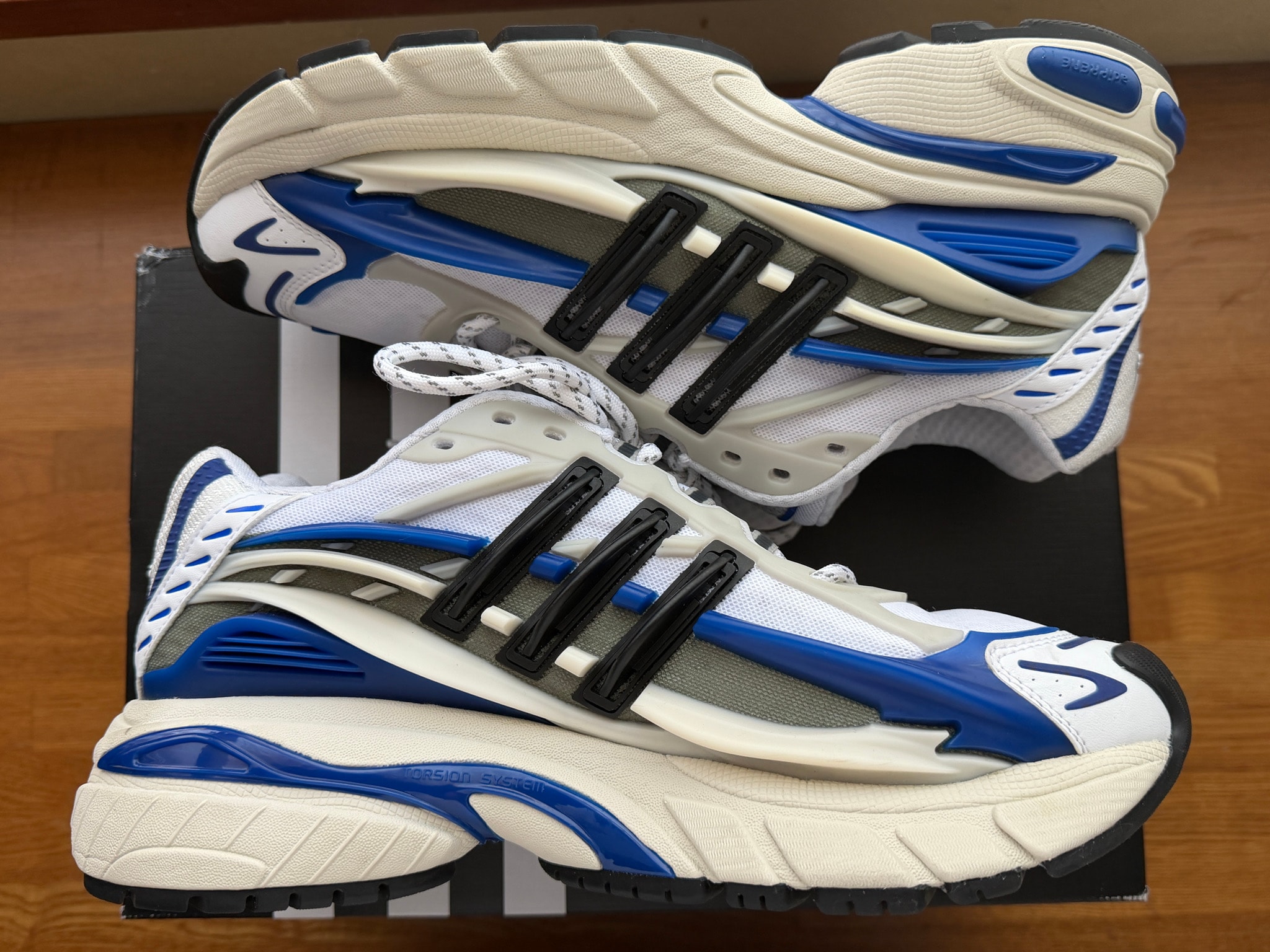 Pharrell Williams × adidas Jellyfish "Team Royal Blue"