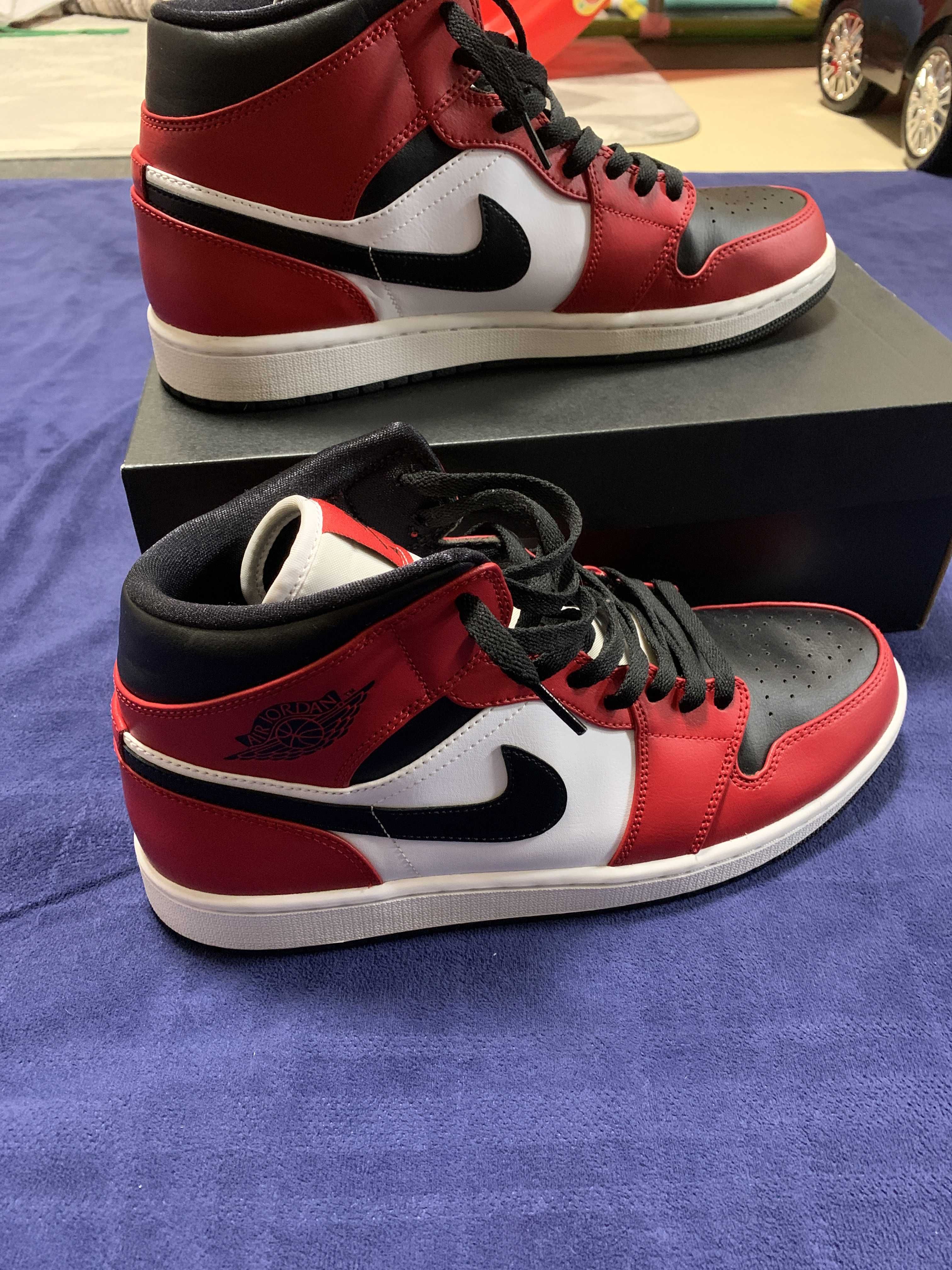 Nike Air Jordan 1 Mid "Chicago Black Toe"