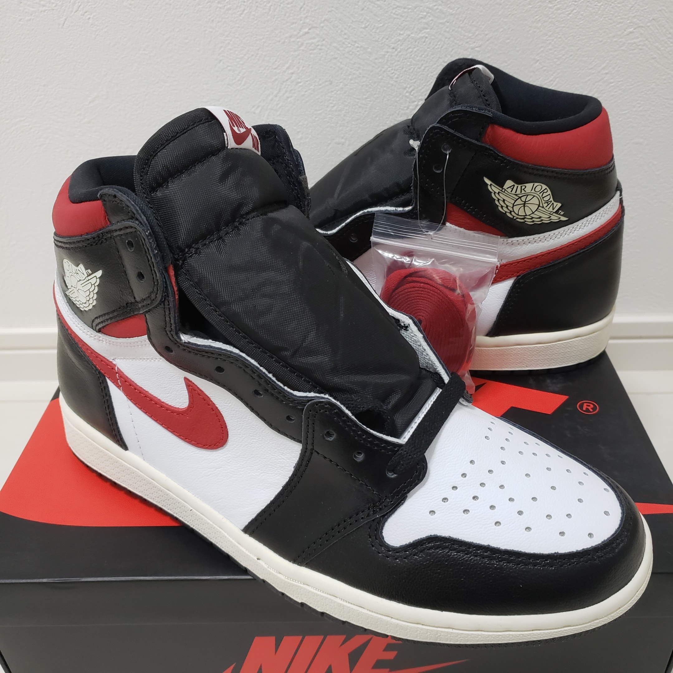 Nike Air Jordan 1 Retro High "Black/White/Sail/Gym Red"