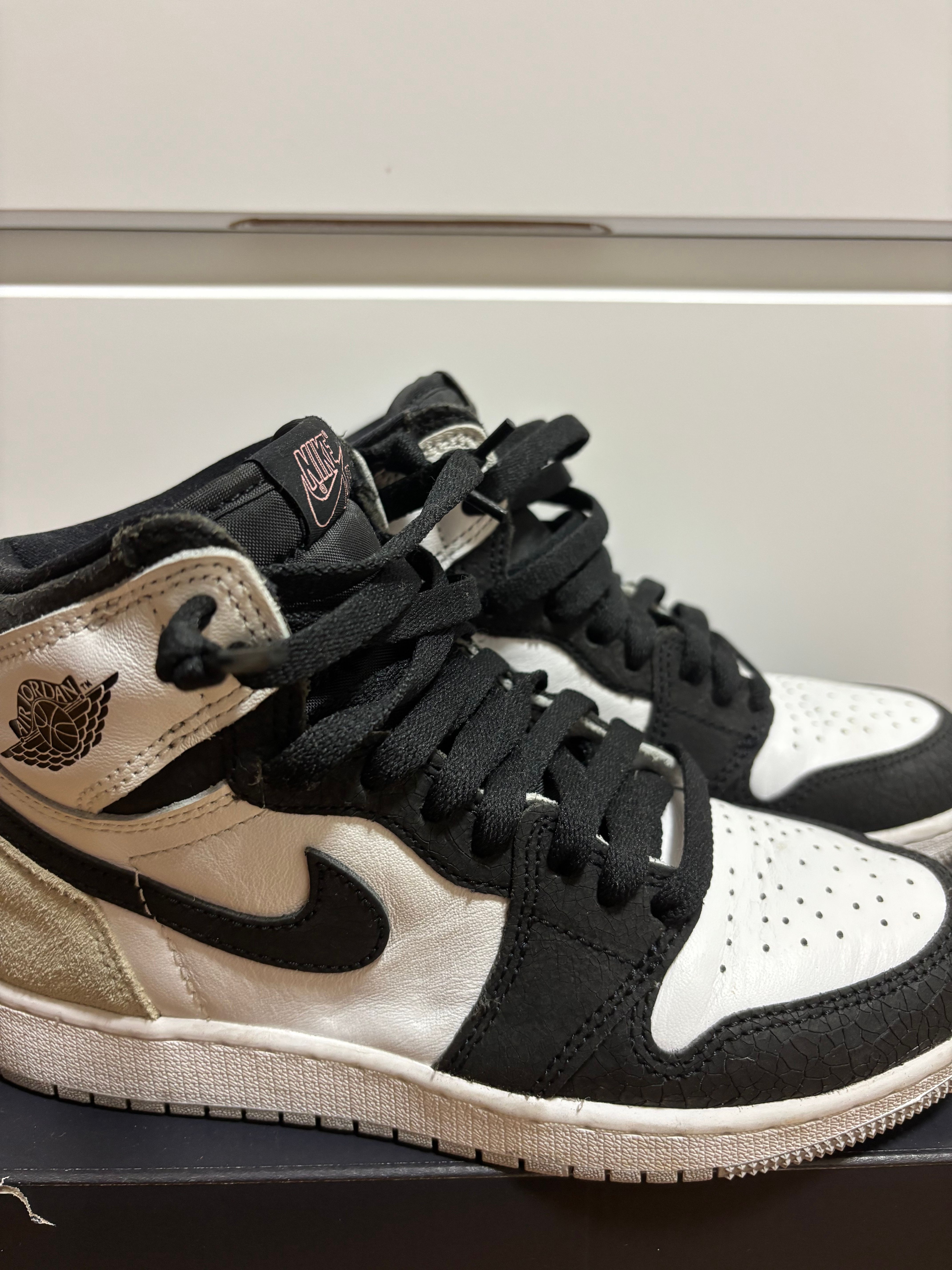 Nike GS Air Jordan 1 High OG "Bleached Coral"