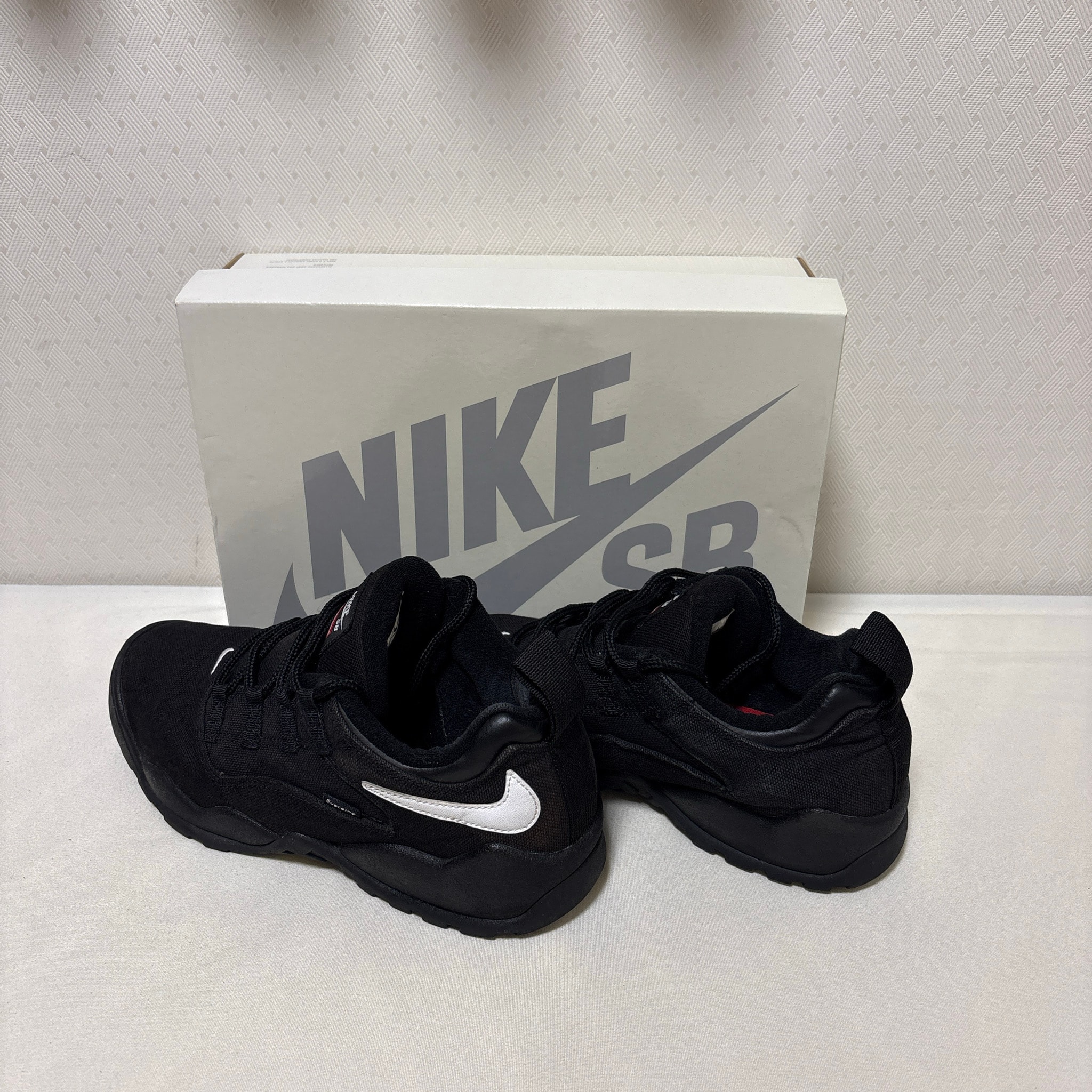 Supreme × Nike SB Darwin Low "Black"
