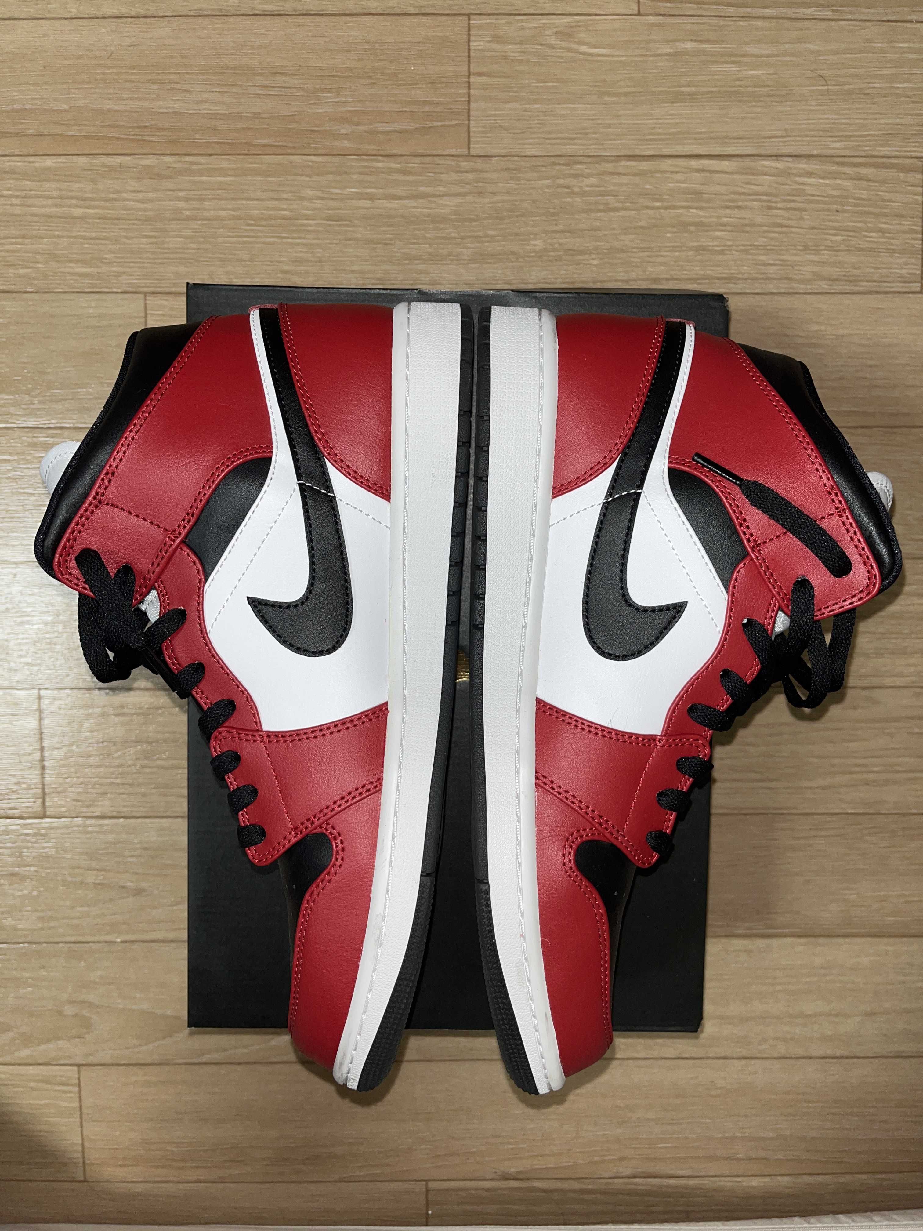 Nike Air Jordan 1 Mid "Chicago Black Toe"