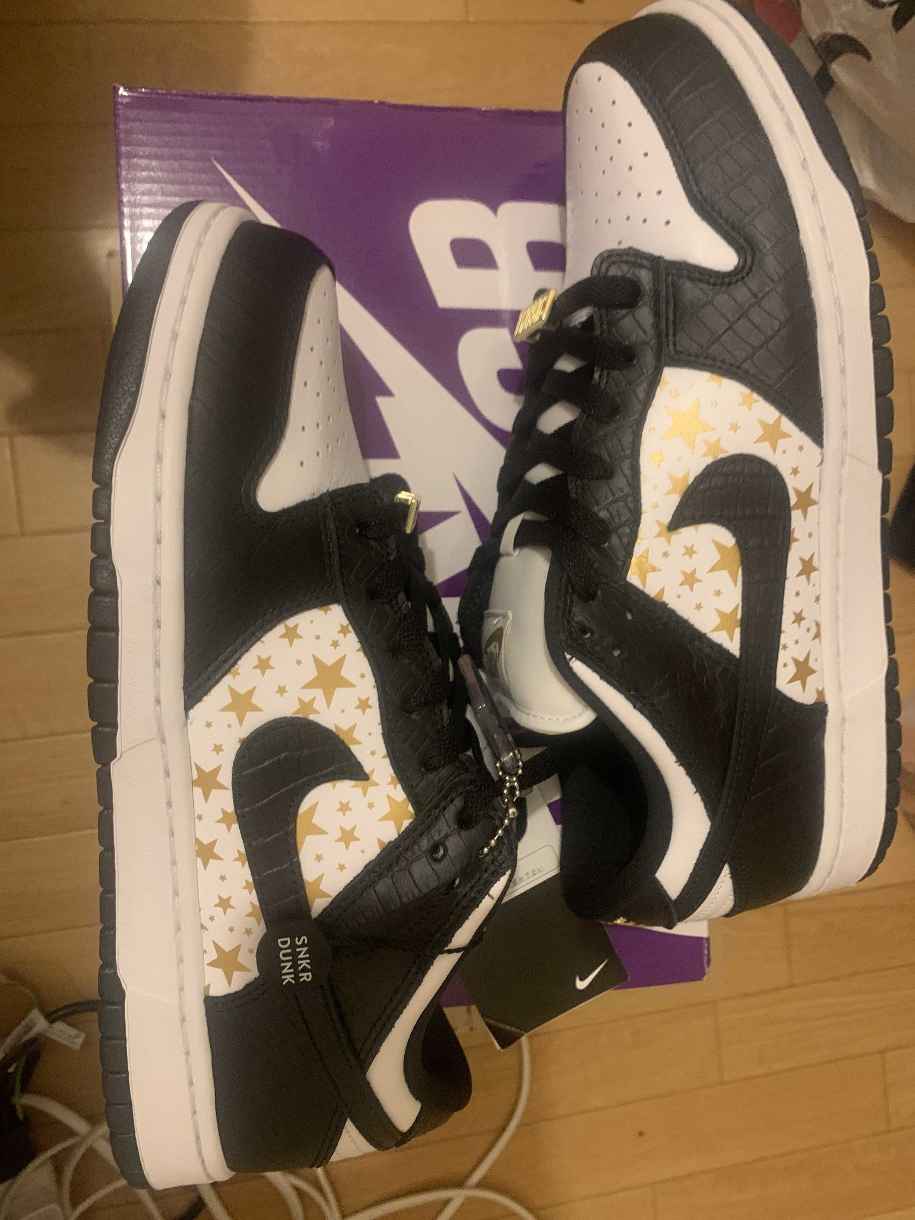 Supreme × Nike SB Dunk Low OG QS Gold Stars "White/Black"