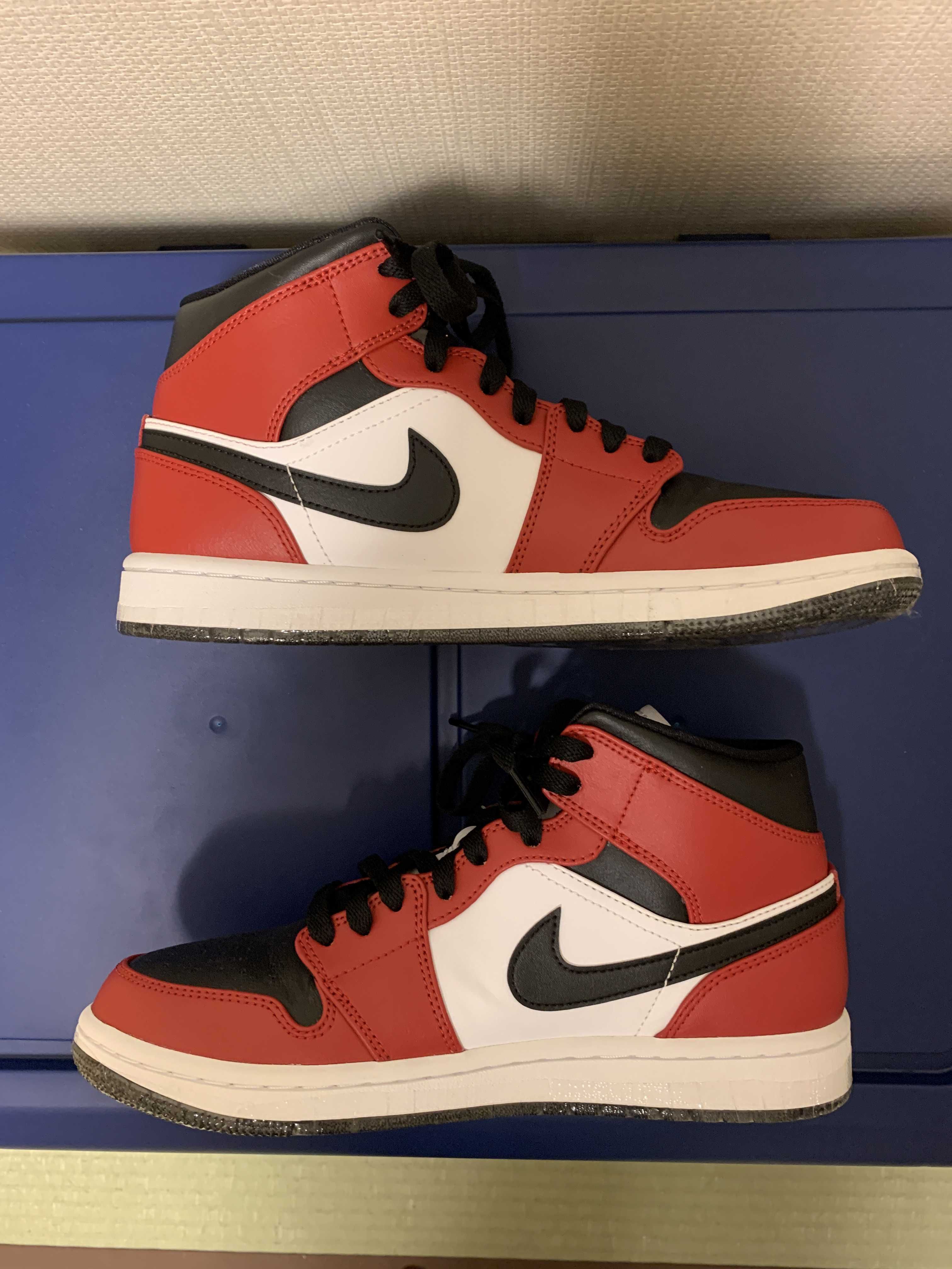 Nike Air Jordan 1 Mid "Chicago Black Toe"