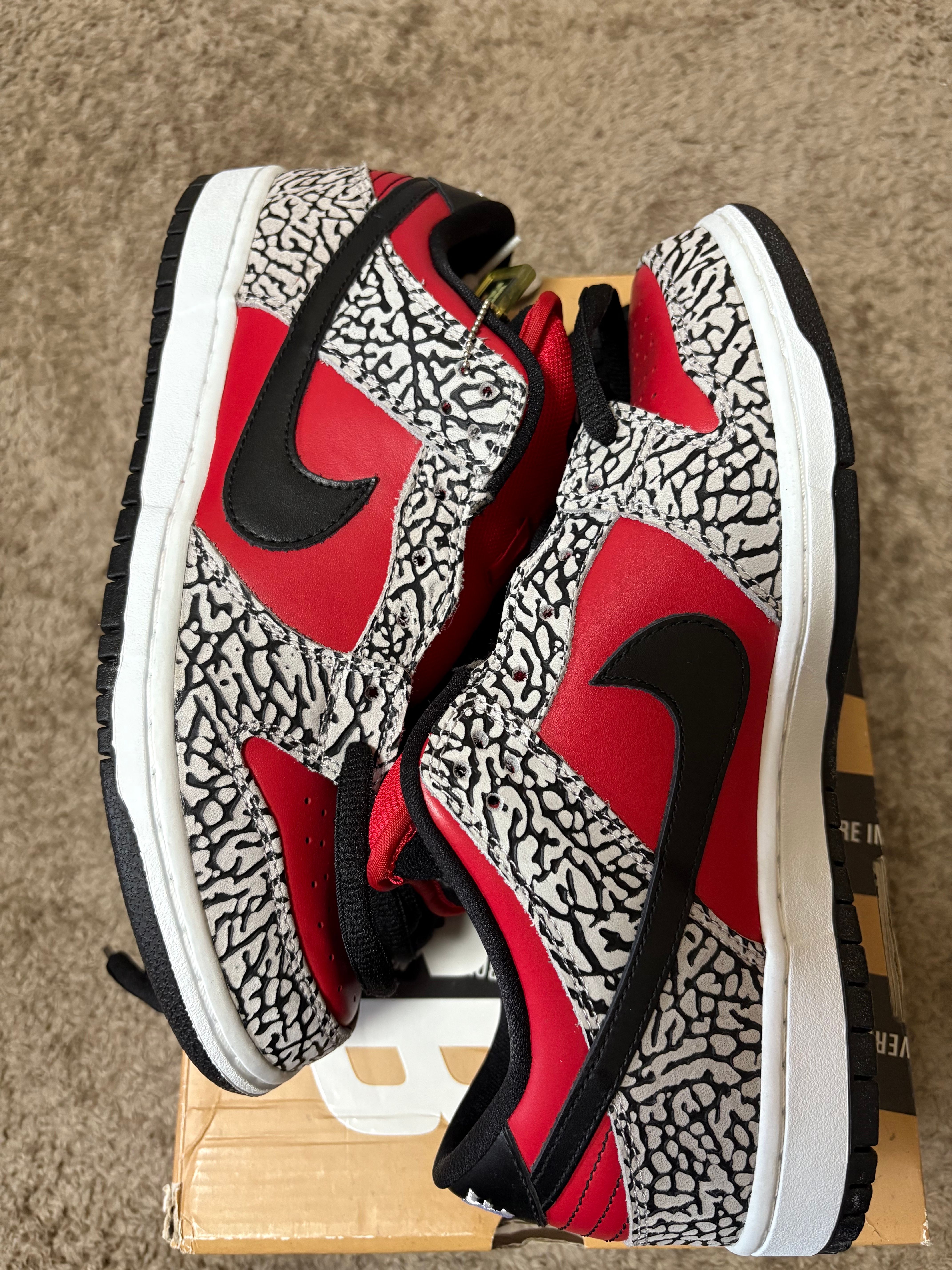 Supreme × Nike SB Dunk Low "Red Cement"(2012)