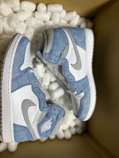 Nike Air Jordan 1 High OG "Hyper Royal"