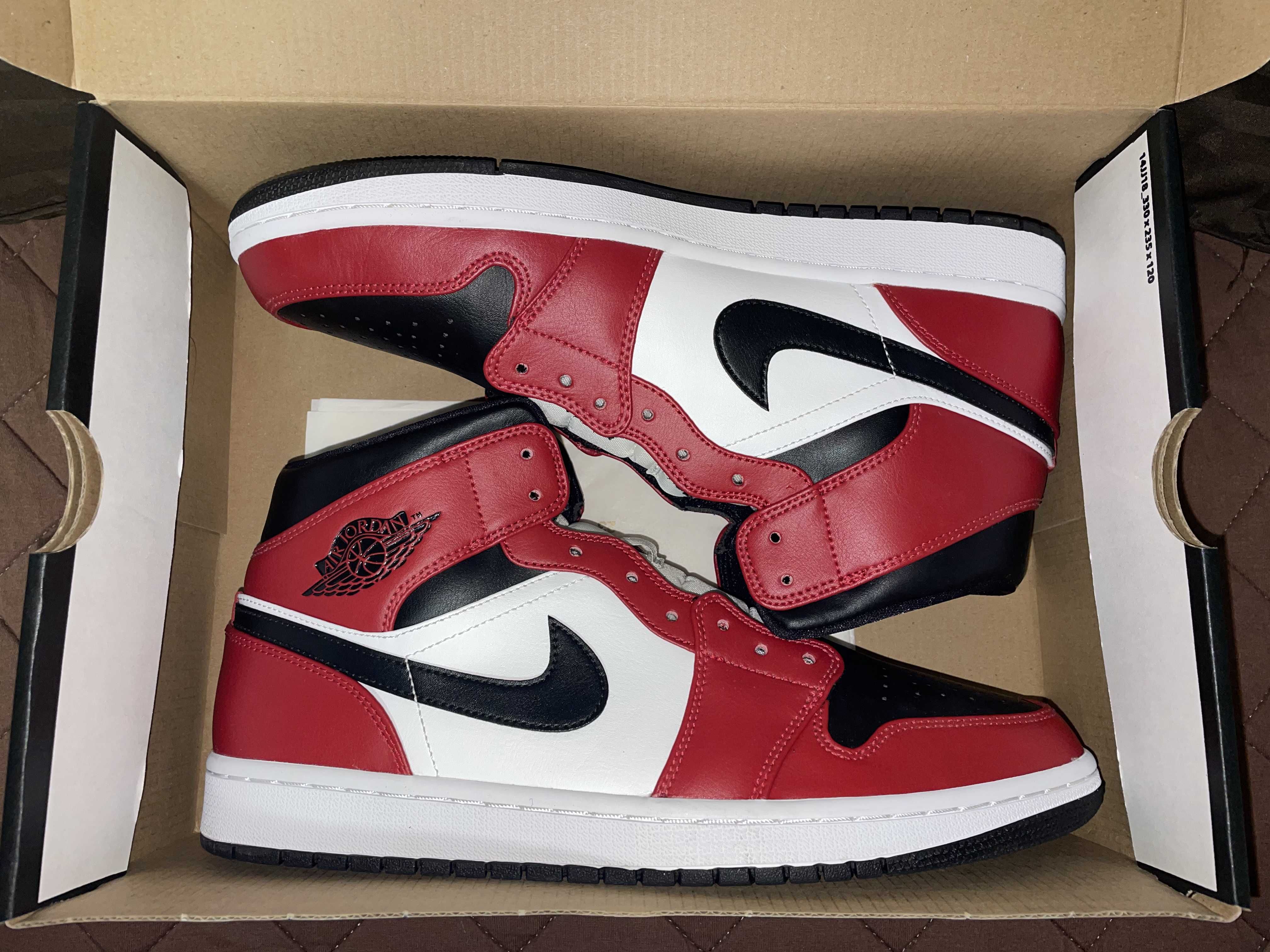 Nike Air Jordan 1 Mid "Chicago Black Toe"