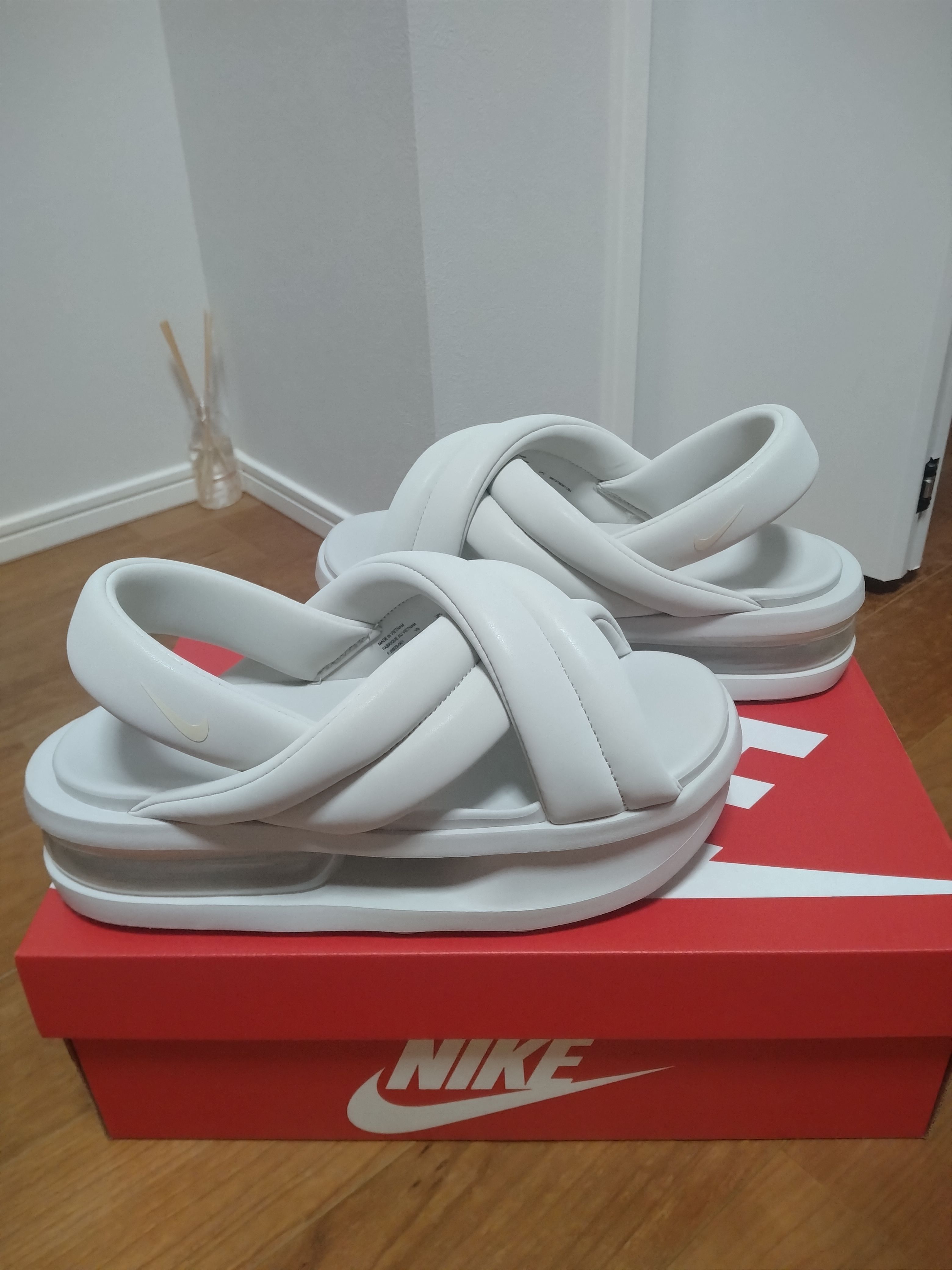 Nike Women's Air Max Isla Sandal "Light Bone/Pure Platinum/Alabaster"