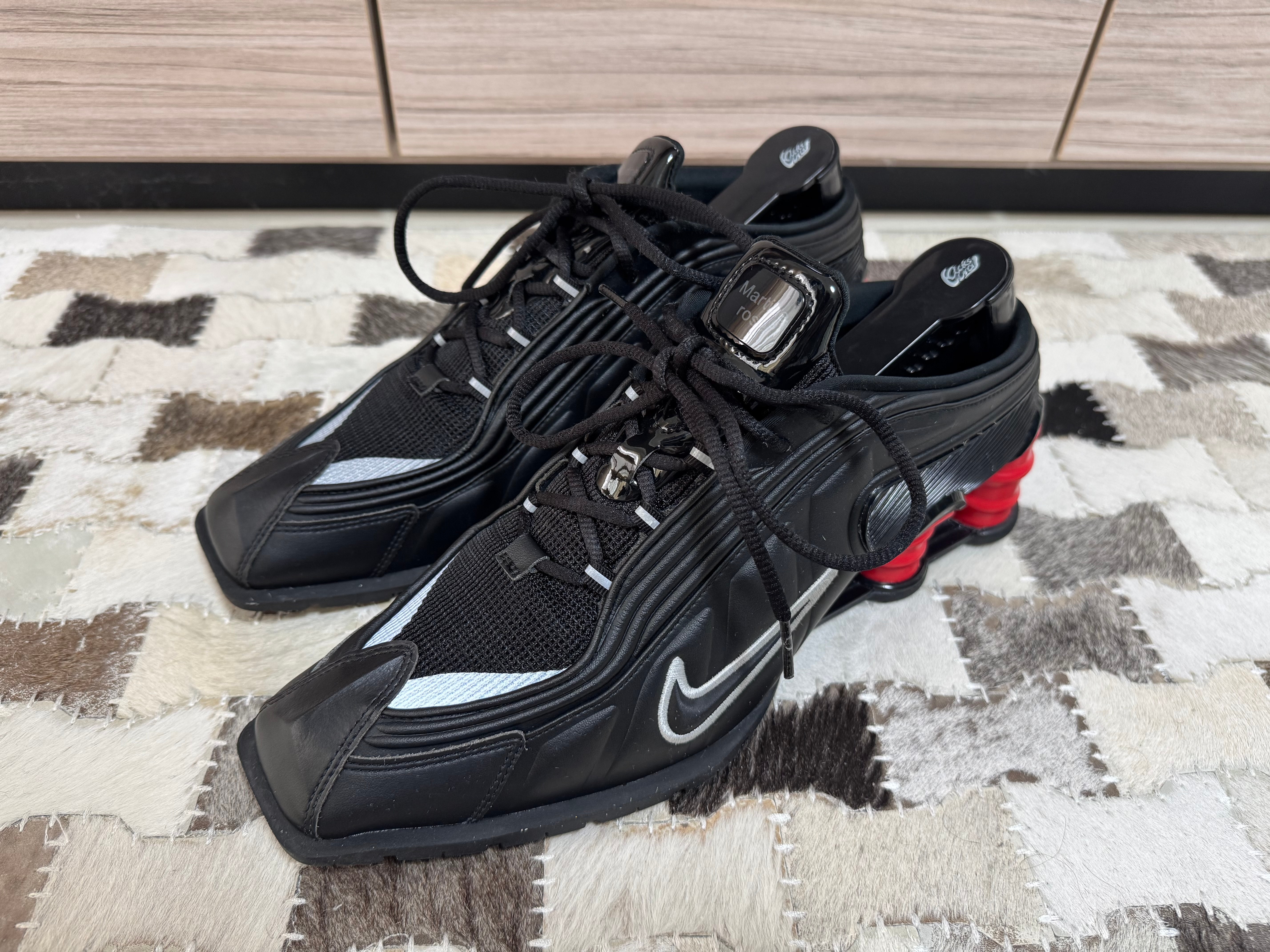 マーティンローズ × ナイキ ウィメンズ ショックス MR4 "ブラック/メタリックシルバー コメットレッド"