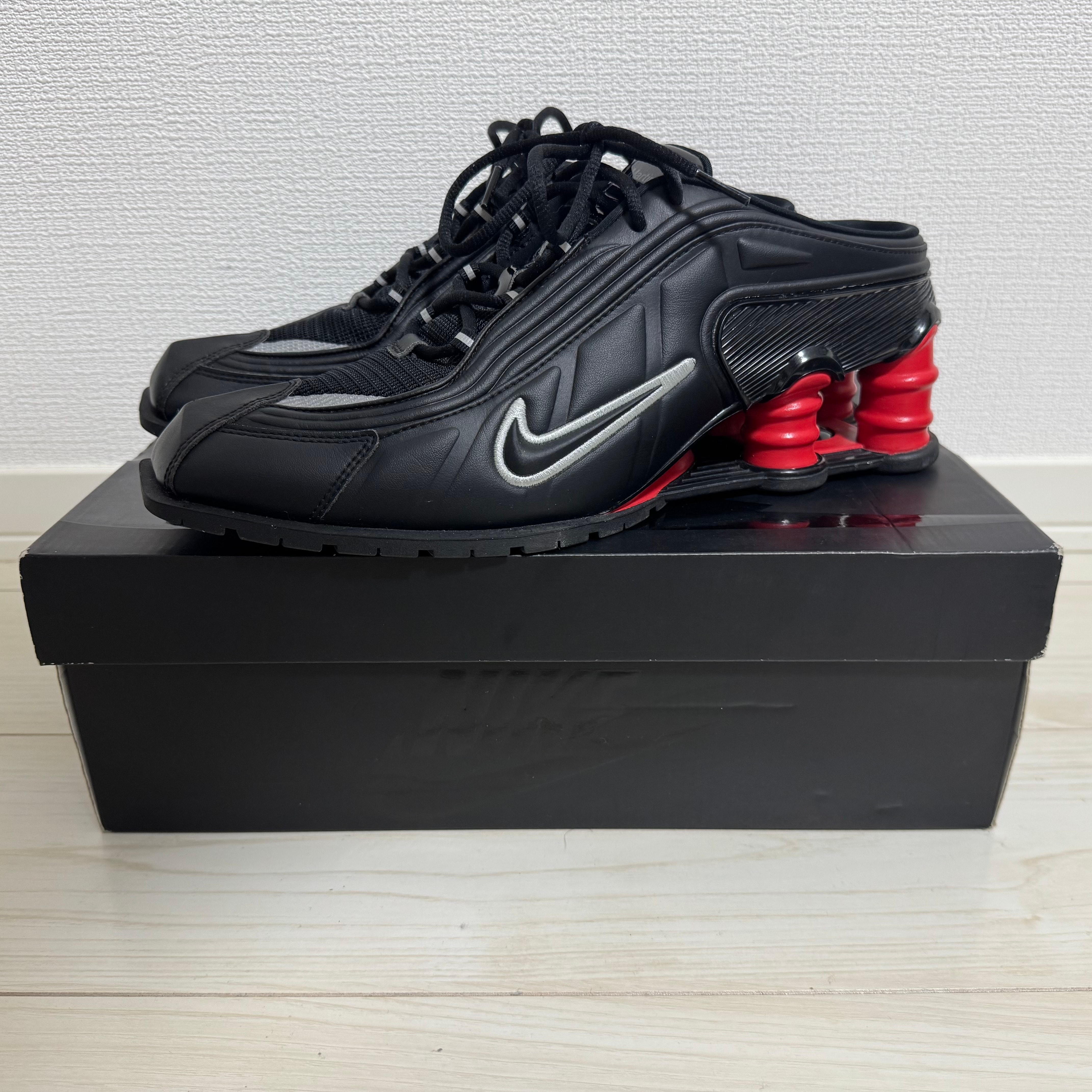 マーティンローズ × ナイキ ウィメンズ ショックス MR4 "ブラック/メタリックシルバー コメットレッド"
