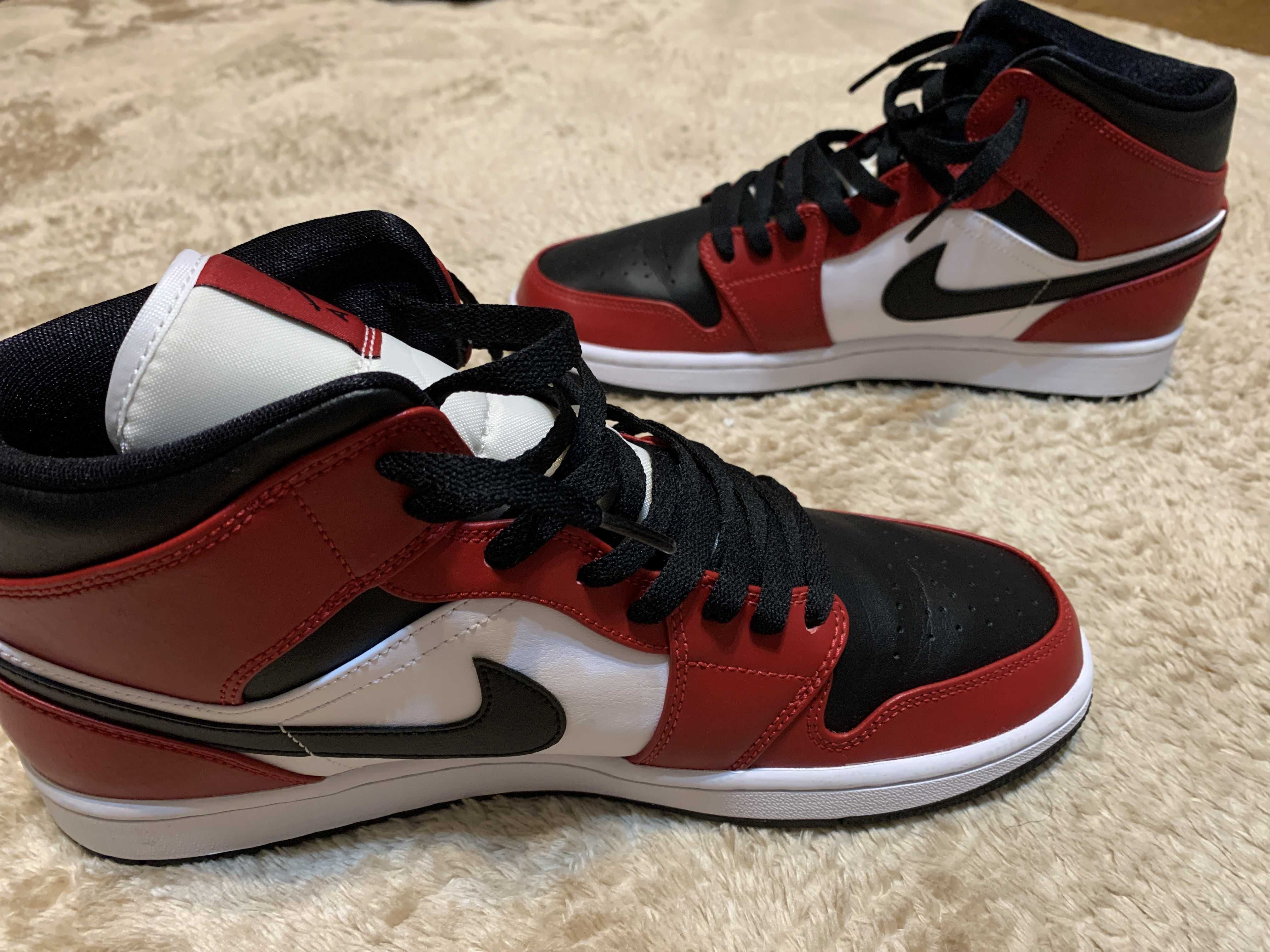 Nike Air Jordan 1 Mid "Chicago Black Toe"