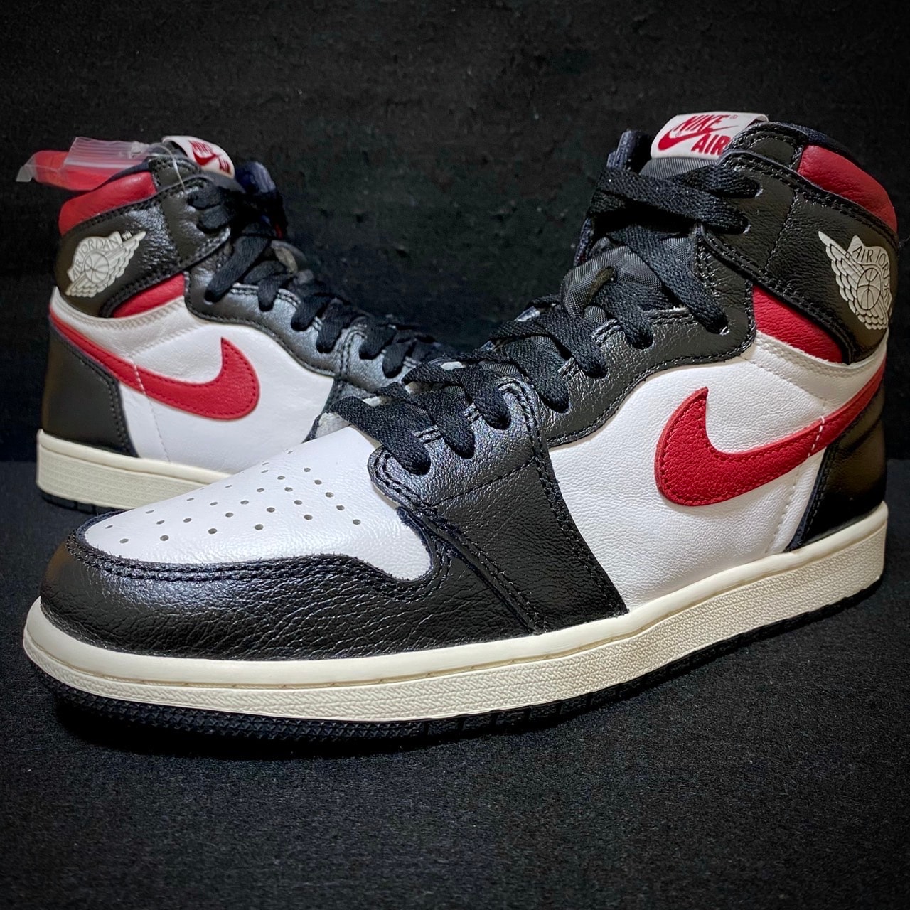 Nike Air Jordan 1 Retro High "Black/White/Sail/Gym Red"