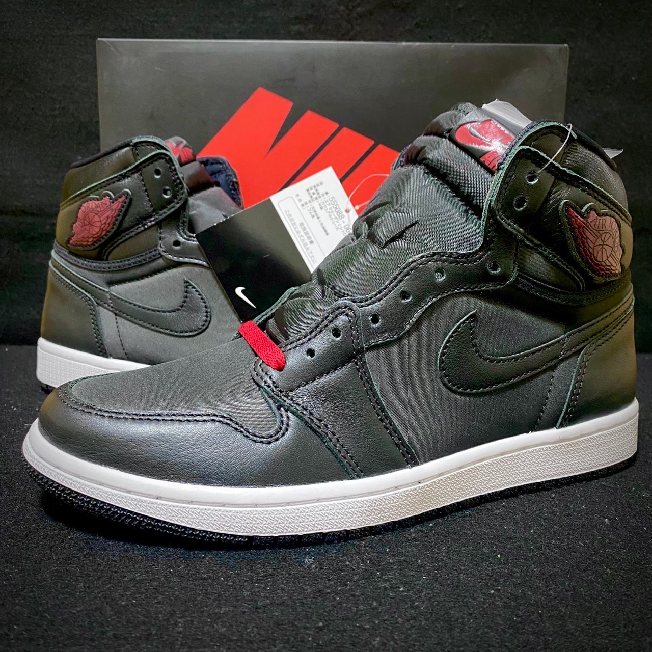 Nike Air Jordan 1 Retro High OG "Black/Metallic Silver/Gym Red"