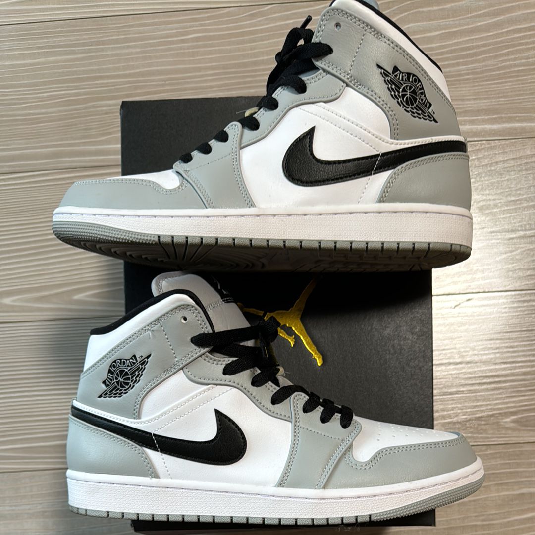Nike Air Jordan 1 Mid "Light Smoke Grey/White/Black"
