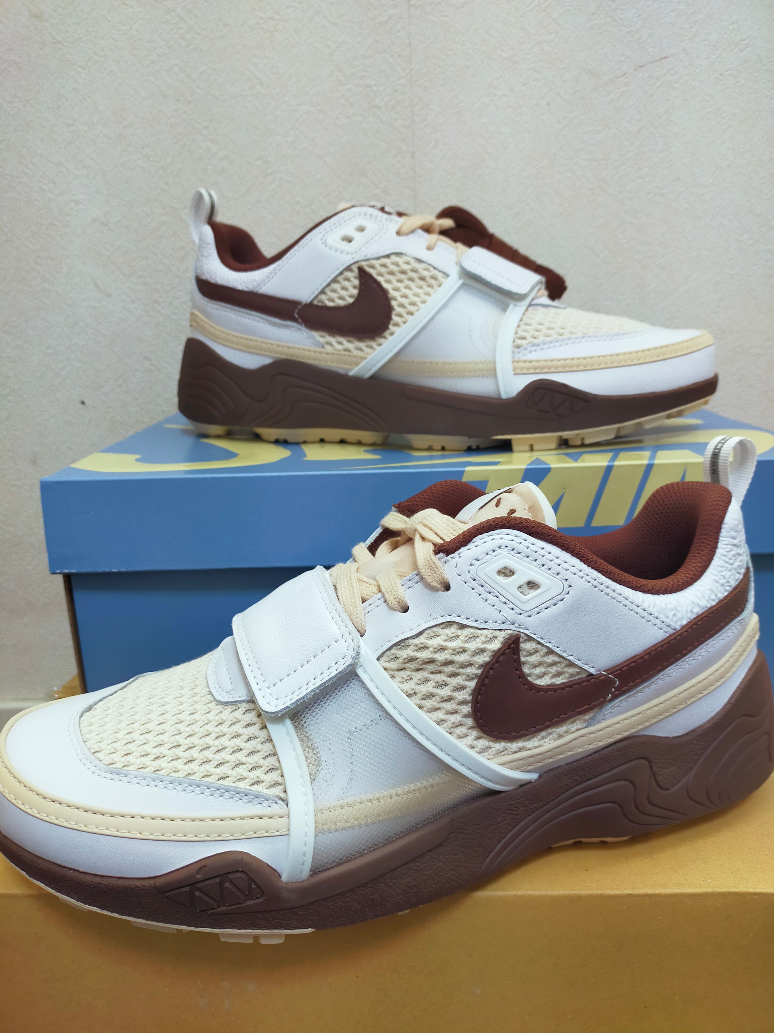 Travis Scott × Nike Zoom Field Jaxx "White and Light Chocolate"