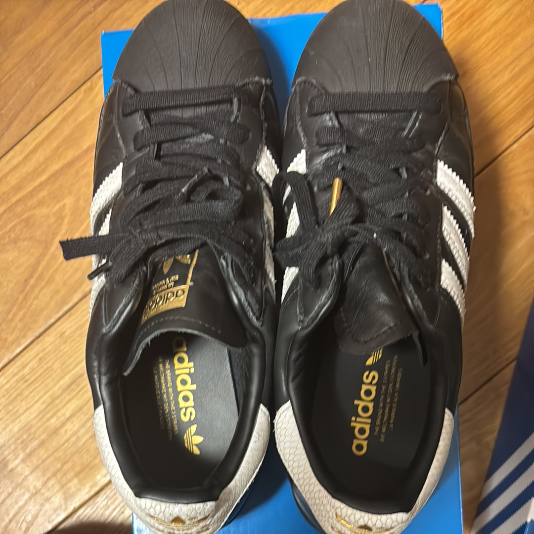 アトモス別注 アディダス スーパースター 82 ゴアテックス "コアブラック/フットウェアホワイト/ゴールドメタリック"